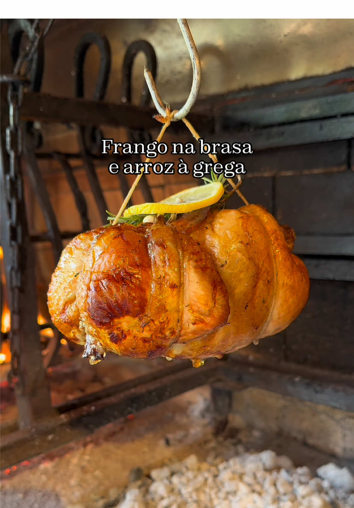 Foi aqui que pediram receitas de Natal na parrilla, hermanitos e hermanitas? 🎄🔥 Então se preparem: vou ensinar a preparar um frango delicioso na brasa acompanhado de um clássico arroz à grega, perfeito para a ceia de Natal ou para o almoço do dia 25! E sabe quem vai estar aqui para provar esse rango junto comigo? Ninguém menos que o próprio Papai Noel, hermanos! 🎅🏼 Porque ele merece um banquete assim nessa época do ano, né? Afinal é o mês mais intenso do ano! A receita completa e todas as dicas vocês conferem neste domingo, a partir das 10h, no Na Beira do Fogo com El Topador no @sbtrs. Não percam! 📺🔥 #nabeiradofogocomeltopador #eltopadornatv #nataleltopador #papainoel #sbtrs #frangonabrasa #frangonaparrilla #arrozàgrega #receitadenatal