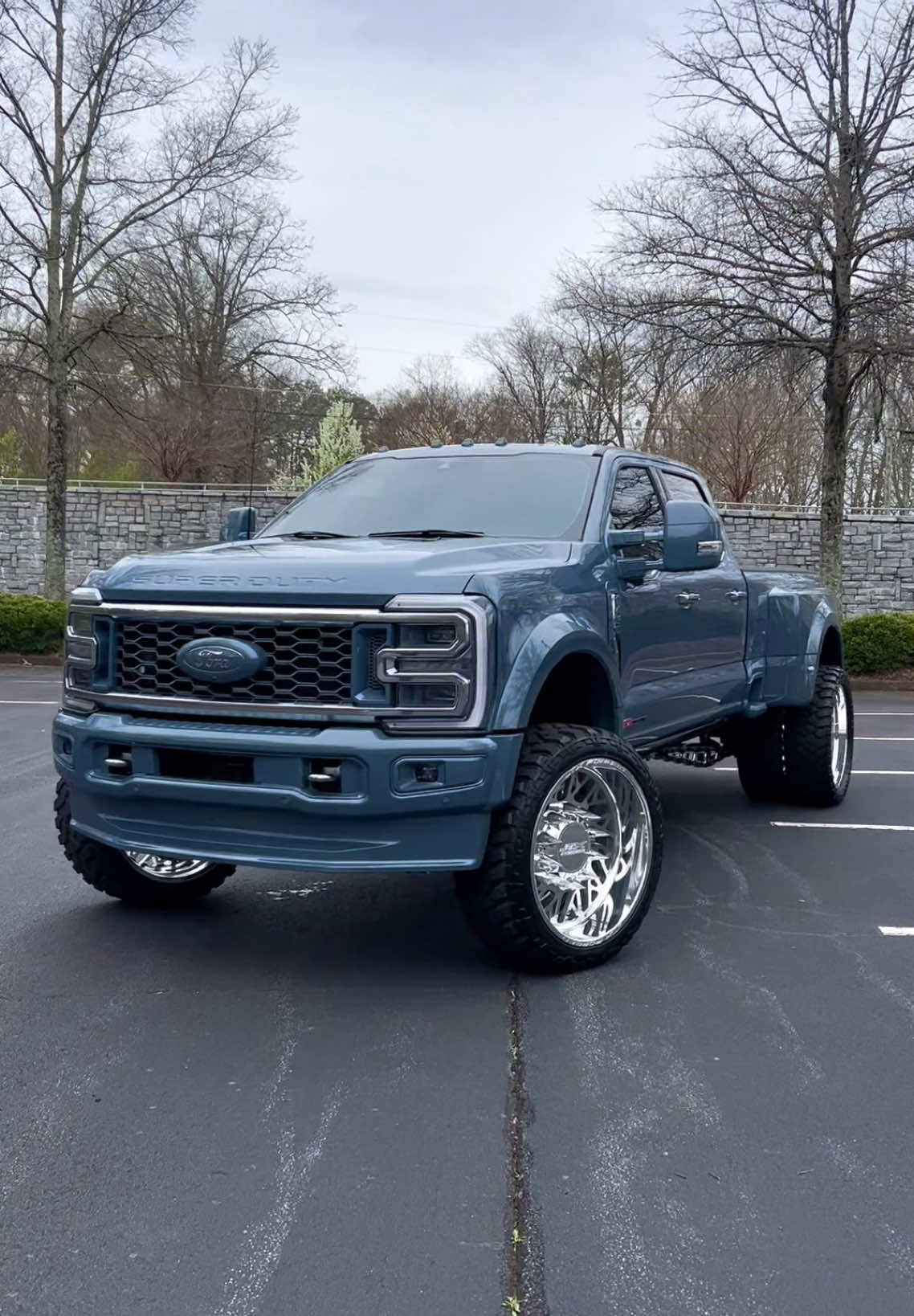 Cuanto crees que costo modificar esta F450?  #superduty #ford #fordtrucks #trokas #dealership #forsale #f450 #fyp #powerstroke #f450superduty  #f450dually #fordtrucks #troka #foryoupage #jtxforged #jtx #fury #furytires #strykeroffroad #stryker #azuregrey #roadshowatl #roadshowtires #fyp #viralvideo