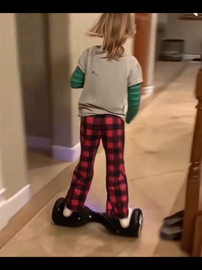 KILYAN MBAPPÉ X MENINA DO SKATE ☠️ #kilyanmbappe #SKATE #JOGOS #QUEDA #futebol 