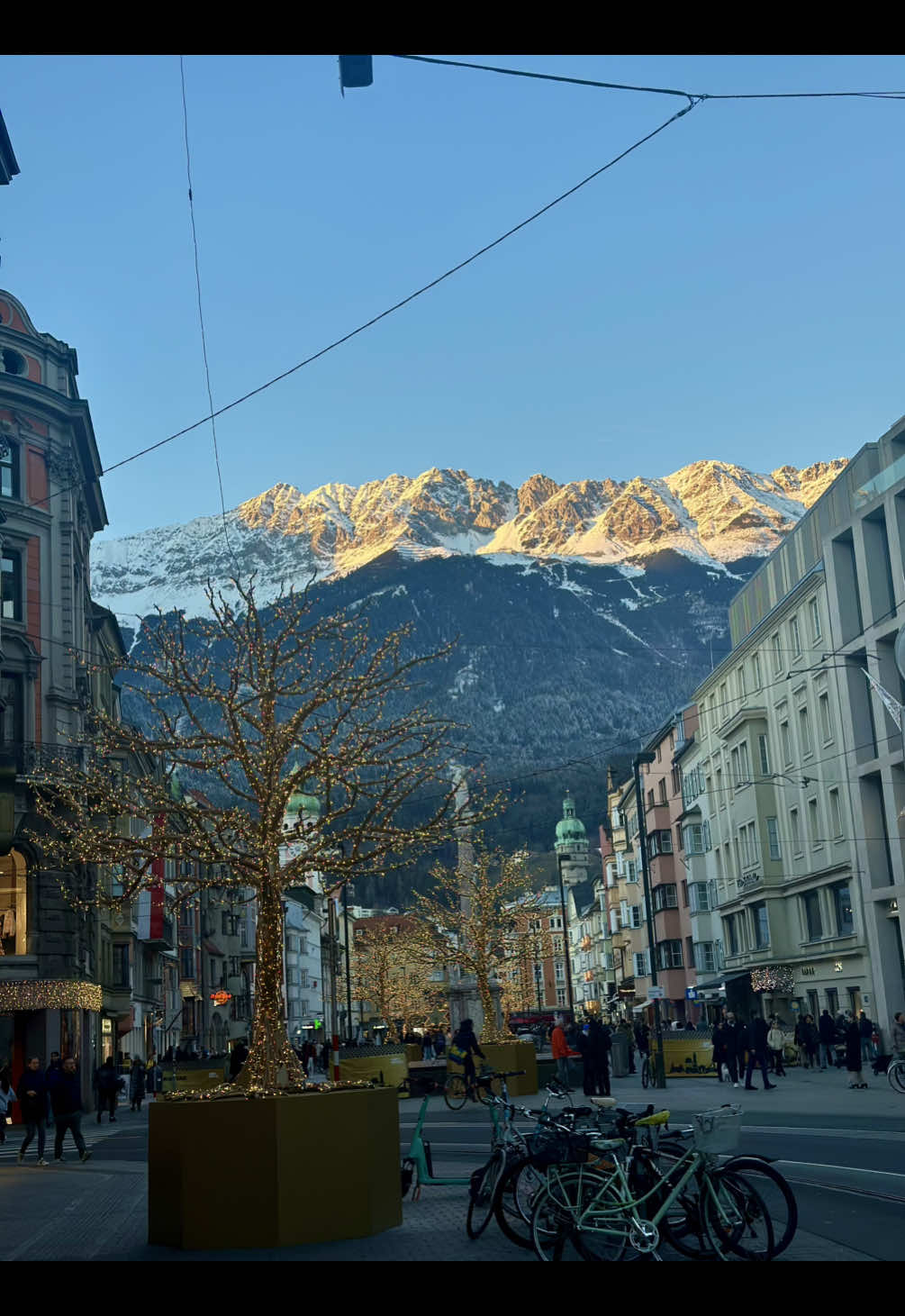 The city of the Alps 🏔️ #innsbruck #austria #österreich🇦🇹 #alps #mountain #christmas #weihnachtsmarkt #christkindlmarkt #glühwein #trip #travel #friends #girls #fyp #fürdich #foryoupage❤️❤️ #foru #foruyou #loveit #liveit 