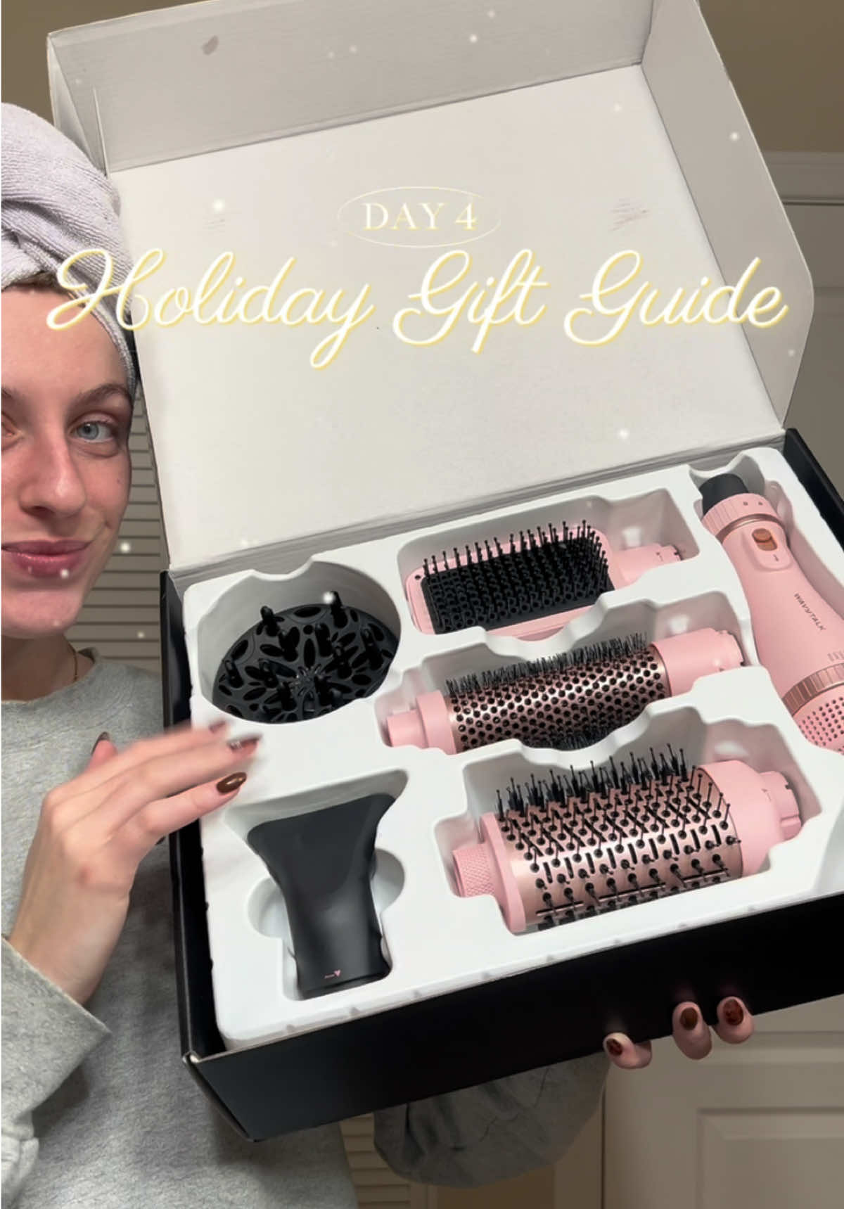 holiday gift guide: day 4!! if you’re in a pinch for a last-minute Christmas gift, check out the @wavytalkofficial 5-in-1 blow dryer!! every attachment you’ll ever need for every kind of hairstyle!! 🎄💁🏼‍♀️ #wavytalk #wavytalkhair #wavytalk5in1 #wavytalkhairdryer #wavytalktutorial #holidaygiftguide #holidaygiftideas #holidaygifts #giftsforher #christmasgiftforher #blowout #diffuser #paddlebrush #holidaygiftguideforher #fyp 