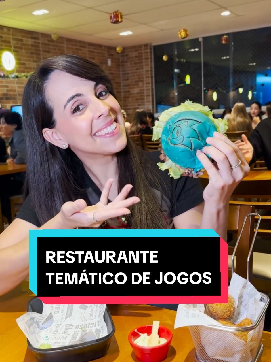 🎮 A Fan Hour é uma hamburgueria temática de jogos com um acervo de mais de 150 jogos entre jogos de videogame e jogos de tabuleiro, incluindo Nintendo Switch, Super Nintendo, N64 e Mega Drive.  💰 Custo de R$ 16,00/pessoa por um período de 2h.   📅 De terça a quinta normalmente é possível estender essa permanência de 2h. A Fan Hour tem também pacotes de 4h de diversão para terça, quarta, quinta, sábado (13h às 17h) e domingo para 20 pessoas ou mais, sendo esses pacotes para festas ou confraternizações. 🎤A Fan Hour tem uma sala VIP com karaokê e Nintendo switch que comporta 15 pessoas, sendo excelente para pequenas comemorações. O aluguel custa R$ 300 por 2h. O consumo é pago à parte. 👾 Programa de fidelidade: cada 10 reais em compra equivale a 1 ponto e esses pontos podem ser acumulados e trocados por prêmios ou produtos de consumo na loja. Na adesão ao programa na primeira compra o cliente ganha 2 milk shakes e 2 taxas de jogos para usar em até 30 dias após a primeira visita. Na segunda visita, ele ganha 2 brownies e 2 taxas de jogos grátis para usar em até 30 dias após essa visita. Na terceira visita, ele ganha 1 batata com cheddar e bacon e 2 taxas de jogos para consumir em até 30 dias após essa visita. 📍 R. Artur de Azevedo, 898 - Pinheiros, São Paulo @fanhourbr  #restaurantetematico #restaurantesp #game #videogame #sonic #sonic3 #nintendo 