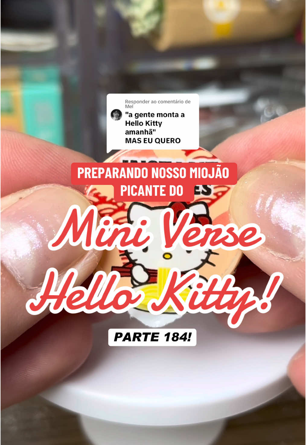 Respondendo a @Mel E VAMOS DE MIOJÃO DA HELLO KITTY!🌶️🐱🍜 Na última parte nós tiramos o Instant Noodle da Hello Kitty, então hoje vamos montar eles juntinhos aqui! Foi uma montagem fácil? Sim. Eu achei que tinha estragado tudo? Sim também kkkkkk  Mas deu bom no final e é isso que importa! 🤣 Essa coleção quem trouxe pra gente foi a maravilhosa da @Ana Paula Farias Waltrick, lá da gringa. Infelizmente ainda não tem aqui no Brasil, tutupom!? De 0 a 10, qual a nota do nosso miojão picante? 😳😬👀 #miniverse #miniversehellokitty #hellokitty #miniversemakeitminifood #miniverselifestyle #mini #blindbox #surprise #surprisebox #surprisetoy #unboxing #opening #collection #toys #brinquedos #fy #fyp #humor #sobremesa #dessert #makeitmini #food #comida #minicomida #dinner #breakfast #miniappliances @Miniverse 