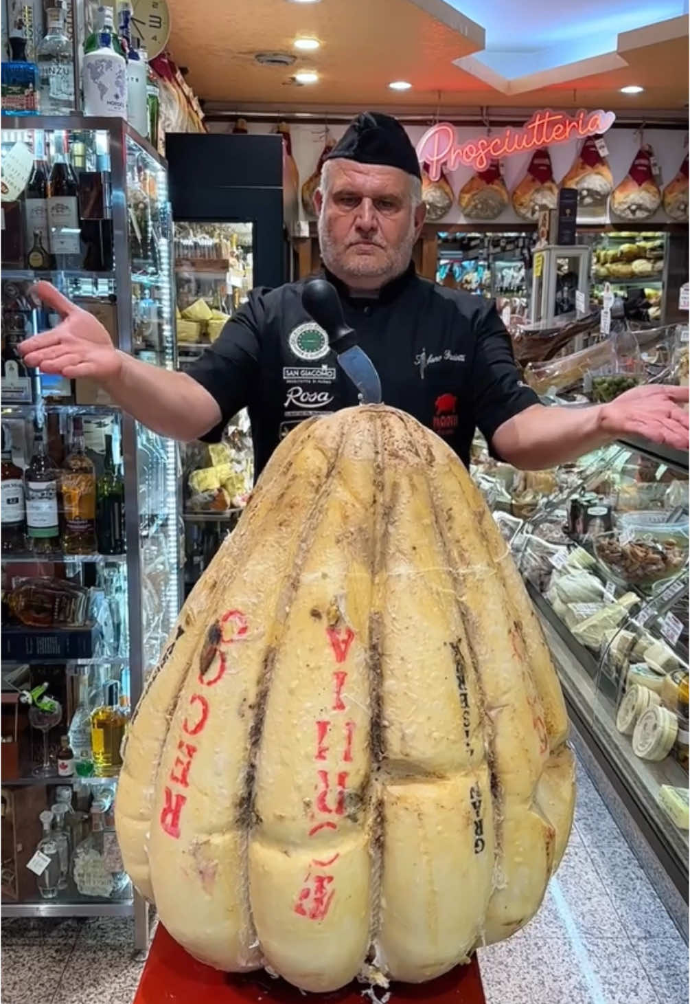 Opening a huge, pumpkin sized provolone cheese with @Stefano Paciotti! 🎃🤯
Would you try it? 🤷🏽‍♂️ #fyp #foryou #cheese #provolone #food #foodporn 