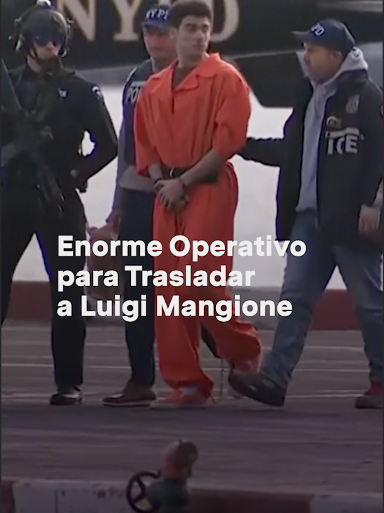 Luigi Mangione, acusado de matar al director ejecutivo de UnitedHealthcare, llegó a Nueva York para enfrentar cargos de asesinato. Su traslado fue espectacular, con todo y helicóptero, una decena de policías y cientos de curiosos a su alrededor. #luigimangione #eeuu #asesinato