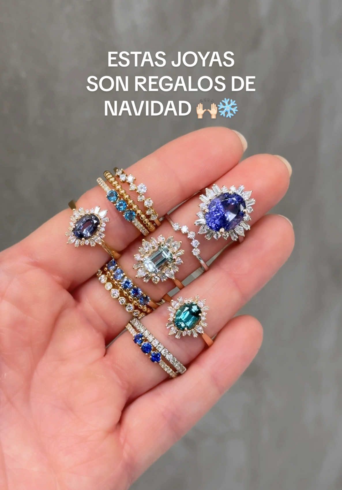 Wowww 🤩 Este video lo grabamos hace 1 semana y muchas piezas de aquí ya no las tenemos, pues nuestros clientes las eligieron de regalo para Navidad 👋🏻 Nos da mucha emoción saber que van a encontrar joyas tan increíbles debajo de sus pinos 🎄 _____ #MariaSalinasMx #JoyeriaDeAutor 