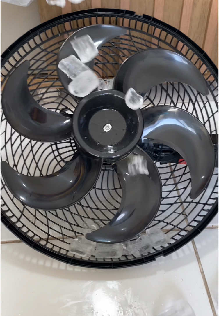 Coloque gelo no ventilador e nunca mais calor!  #dicas #truques #calor #verao #flypシ 