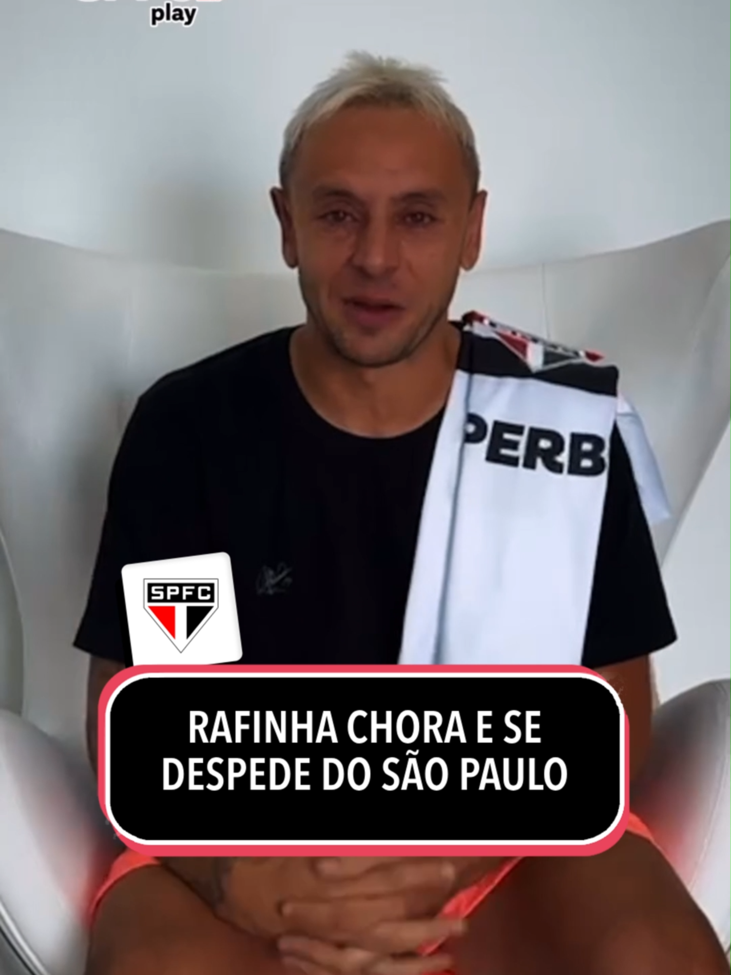 Rafinha se emocionou muito e anunciou a sua saída do São Paulo #TikTokEsportes #SãoPaulo #Futebol #MelhoresMomentos #Rafinha 🎥 @saopaulofc