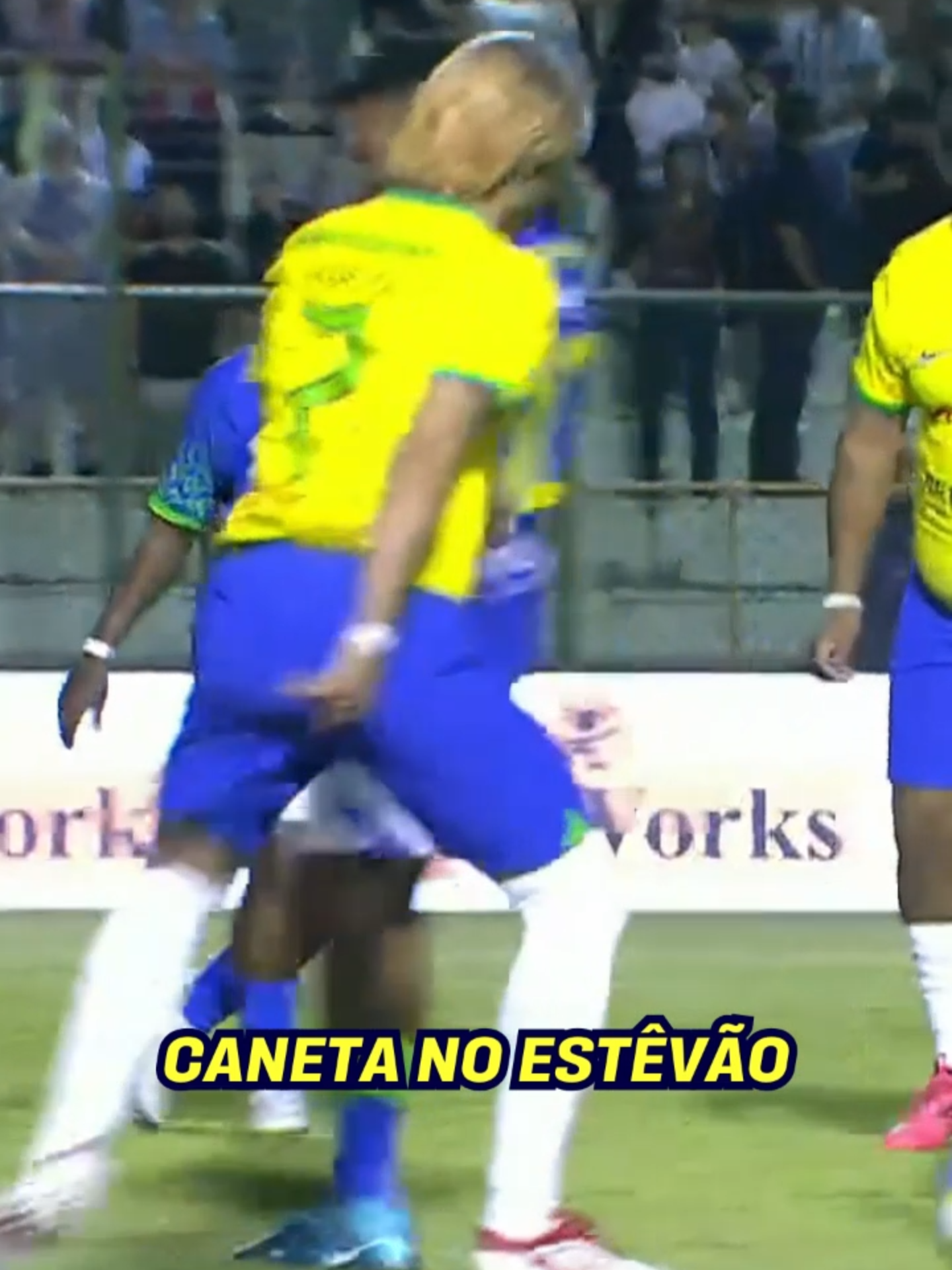 Que isso, Menzinho! 😳 Deixou o Estêvão sem pai e sem mãe, pô! 😅 *Contém legenda automática #AmistososNoSportv #Menzinho #Estevao #Falcao #Michael