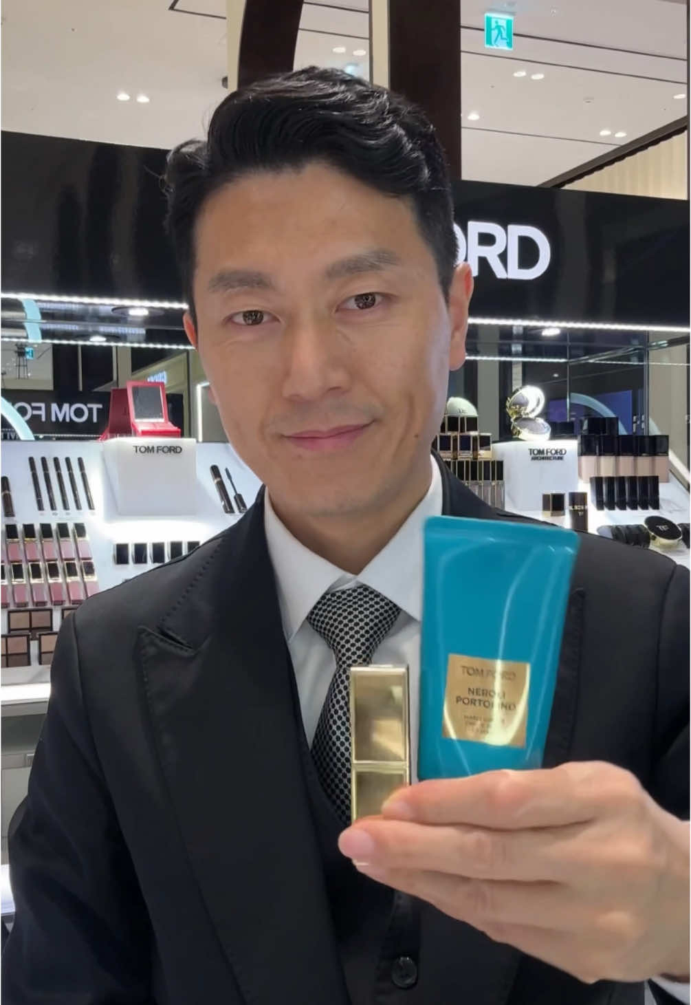 퇴근! 생기 넘치게 떠나다 ✨ | TOM FORD MENS GROOMING 💕 #톰포드뷰티소속직원  📍정말 바쁜 12월입니다. 대전 일장 마치고 다시 부산으로 출발! 생기 넘치기 떠나자!! 📍(네롤리 포르토피노 핸드크림)을 바르고 (쏠레이 네쥐)향수를 뿌려 스타일링 하면 생기있게 빛나요.  📍쏠레이 립 블러시 틴티드 립밤으로 생기있게 마무리!! 📌TF NEROLI PORTOFINO HAND CREAM / TF SOLEIL NEIGE 50ml / TF SOLEIL LIP BLUSH #톰포드뷰티 #톰포드 #톰스타 #코덕 #그루밍 #퇴근 #핸드크림 #립밤 #립밤추천 #향수추천  #tomfordbeauty #tomford #mensgrooming #mensgroomingproducts #handcream #leavework  @tomfordbeauty ⭐️⭐️⭐️