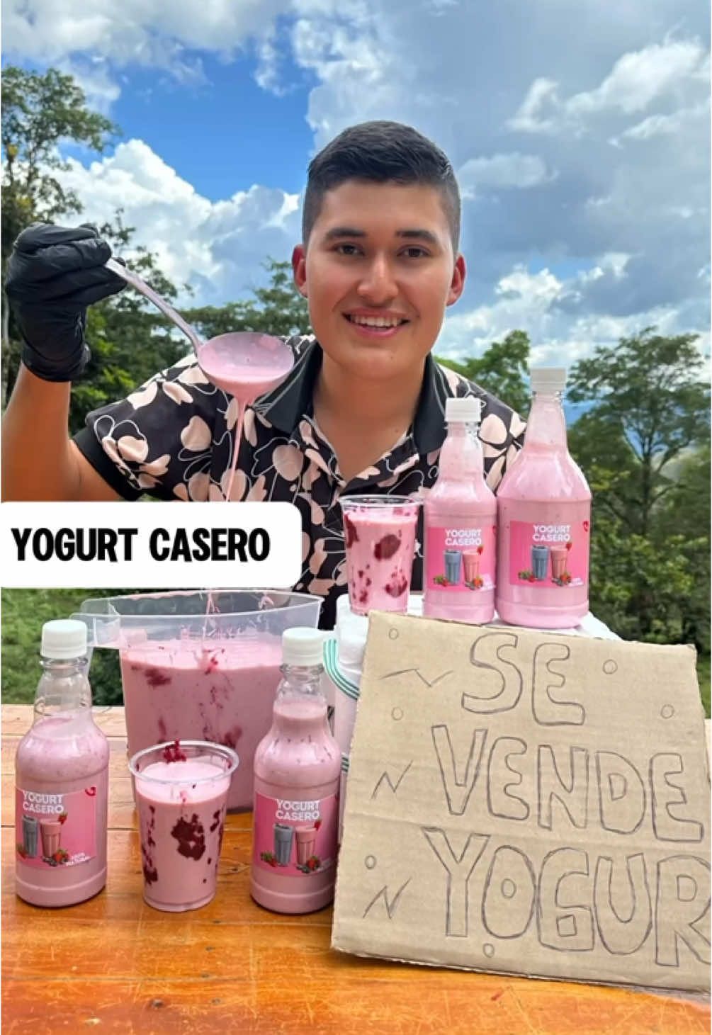 Yogurt Casero 👇🏼 -2 litros LecheEntera -130 gr Yogurt griego O yogurt Natural  -80 gr de Azúcar  -60 gr Leche Polvo -650 gr Moras 🫐 -185 gr Azúcar  -Calentar la leche junto con el azúcar  Paso 1 ( Calentar la leche y una vez esté caliente agregar la leche en polvo , luego dejar reposar la leche hasta que llegue a 45- o 50 grados celcius , en este punto agregamos el yogurt, esto le dará la consistencia y las bacterias que permitirán fermentar la leche ) Paso 2 ( inmediatamente Pasamos está mezcla en un recipiente con tapa y lo envolvemos con una cobija o sábana y lo dejaremos reposar durante 8 horas en un lugar oscuro. Paso 3 ( una vez pasado las 8 horas , llevamos el recipiente a la nevera 2 horas y el yogurt tendra una consistencia espesa así que los revolvemos unos segundos y finalmente agregamos la mermelada fría ) Paso 5 (Servimos  y disfrutamos de esta delicia 😋 ) #yogurt #yogurtcasero #yogurtcaseronatural