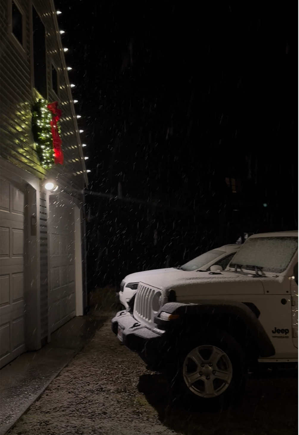 i went to college in maine and yet i still feel like a little kid every time it snows ❄️🫶🏻🎄✨ #snow #xmas #christmas #capecod #newengland 