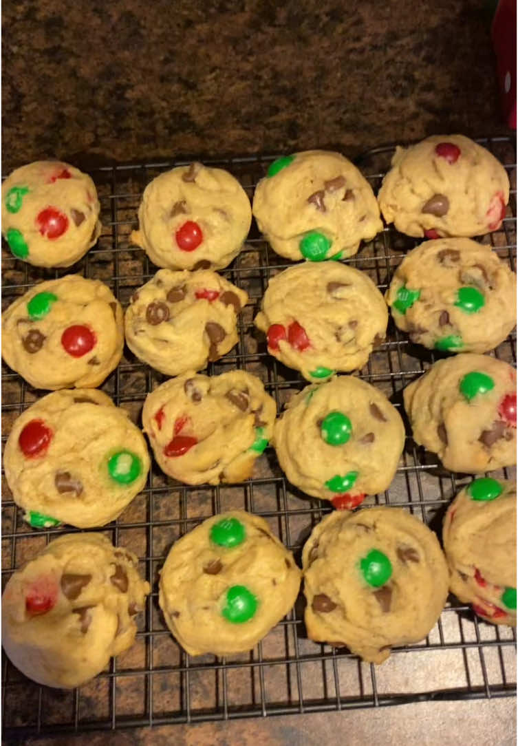 the fluffiest christmas mm’s chocolate chip cookies! 🎄❤️🍪        ingredients: - 2 sticks of butter melted - 1/2 cup brown sugar - 1 cup sugar - 2 eggs - 2 tsp vanilla - 3 cups flour  - 1/2 tsp baking soda - pinch of salt - as many choc chips and mms as the heart desires bake at 350 for 10 minutes #baking #baketok #Recipe #EasyRecipe #foodtiktok #desserttiktok #treats #christmas #christiantiktok #christmasseason #christmasbaking #red #green #cookie #cute #teamwork #blowthisup #foryoupage #fyp #fypシ #fypシ゚viral 