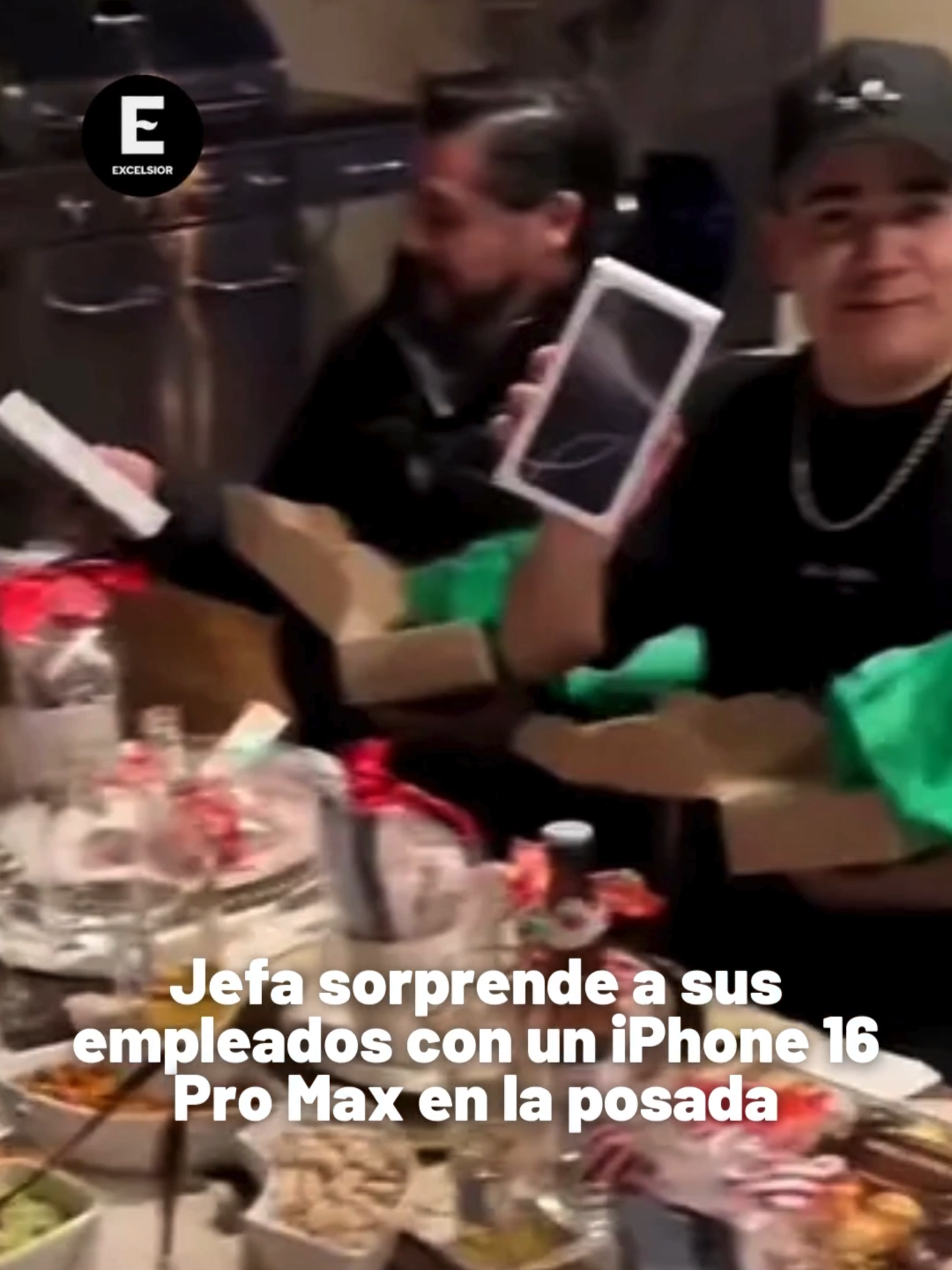 ¡También queremos vivir ese sueño! 🥺📱🎁 Varios trabajadores recibieron como regalo de #Navidad un #iPhone16 Pro Max, mostrando su asombro y felicidad al ver el generoso detalle de sus jefes. . . . #ExcélsiorDigital #ParaTi #Noticias #TePuedeServir