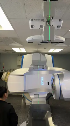 Esta herramienta hace más sencilla la lucha contra el cáncer 🔬 El LINAC (o acelerador lineal) no es ficción, es tecnología que genera rayos de radiación precisos para atacar células cancerosas. 📋 Este es un proceso personalizado, seguro e indoloro, y que protege tus tejidos sanos. El LINAC puede marcar la diferencia en tu recuperación, ¡pregunta si es para ti! Soy el Dr. Nereo Guzmán, publica tus dudas en los comentarios, estoy aquí para ayudarte. Médico especialista en radio oncología 📘 Ced. Prof.: 10729082 📘 Ced. Esp.: 13478843 #radiooncologo #tecnologíaysalud #radiooncologia #luchacontraelcáncer #cáncer #radiacion #seguro #indoloro #tejidossanos #recuperacion #linac #aceleradorlineal #radioterapia