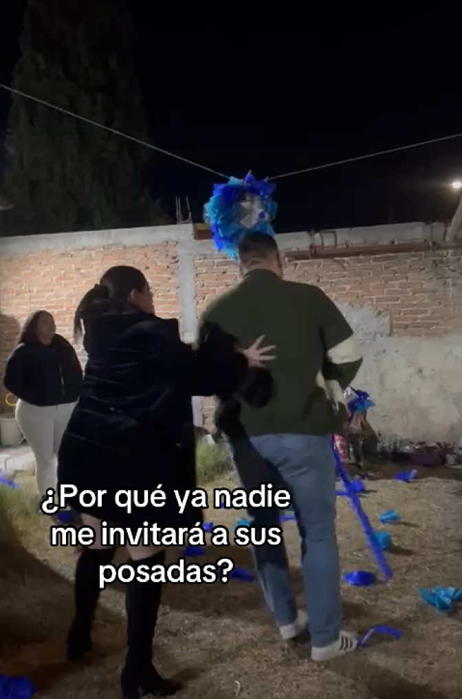 Prometo ya no formarme pa la piñata ;( #cainzapata #posadas #piñata #ysemarchó #fyp #paratiiiii #comedia #tragedias #tragediasdeposadas #durango #santiagopapasquiaro #diciembre #navidad #christmas 