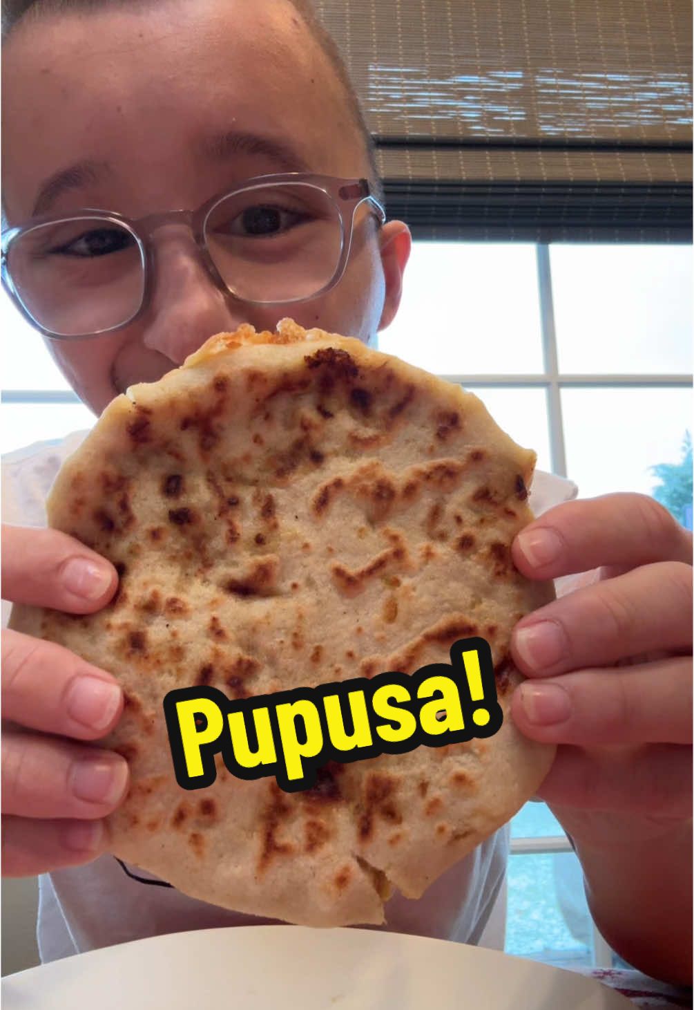 Trying Pupusa for lunch ! #pupusa #spanishfood #mexicanfood #beef #cheese #mukbang #eating #asmr 