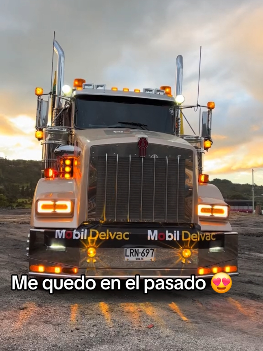 Mejor me quedo en el pasado 🔥. #kenworth #kenwortht800 #truck #kenworthw900 #trocas #paratiiiiiiiiiiiiiiiiiiiiiiiiiiiiiii #fyp 