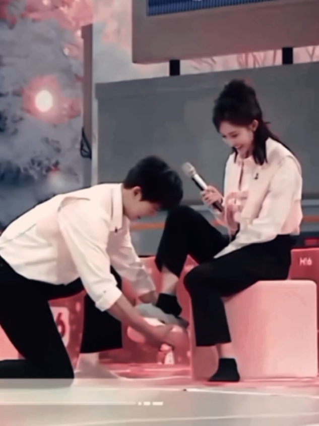 the definition of “if he wanted to, he would” and the fact that yunrui almost got all the shoes so zelin reminded him that ziyi only has two feet lmao [ #hellosaturday ] #liyunrui #liyunrui礼昀锐 #礼昀锐 #mengziyi #mengziyi孟子义 #孟子义 #hi6 #blossom #blossomcdrama #varietyshow #fyp #foryou #prembb0uns 