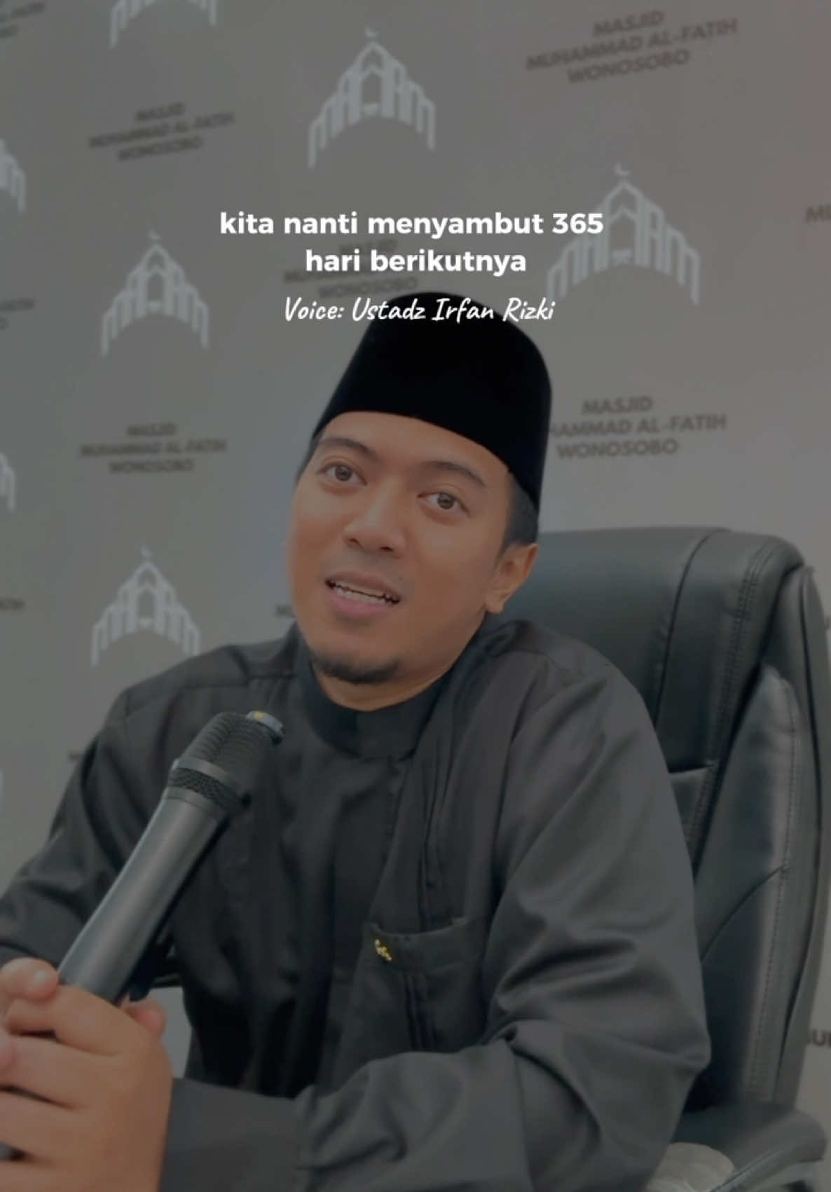 365 HARI AKAN SEGERA BERLALU, BERSIAP UNTUK 365 BERIKUTNYA 🌿✨ Allah berfirman: “Dan katakanlah: ‘Bekerjalah kamu, maka Allah akan melihat pekerjaanmu, begitu pula Rasul-Nya dan orang-orang yang beriman.’” (QS. At-Tawbah: 105) 📖 Rasulullah ﷺ bersabda: “Manfaatkan lima hal sebelum datang lima hal: hidupmu sebelum matimu, sehatmu sebelum sakitmu, waktu luangmu sebelum sibukmu, muda-mudamu sebelum tuamu, dan kayamu sebelum miskinmu.” (HR. Al-Hakim) 🕊️ 365 hari penuh kesempatan. Waktu terus berjalan, dan setiap hari adalah kesempatan baru untuk beramal salih dan mendekatkan diri kepada Allah. 💫 Bersiaplah untuk tahun yang lebih baik, lebih banyak beramal, lebih banyak bersyukur, dan lebih banyak berusaha. Jadikan setiap detik berharga dan penuh manfaat. ⏳✨ ✨ Info HAASTOUR ✨ 📅 Jadwal Umroh 29 Desember 2024 | Start 39 jt ✈️ 📅 Jadwal Umroh 26 Februari 2025 | Start 36 jt ✈️ 🌟 Haji Furoda 2025 | Start 29.500 USD 🌍 📞 Hubungi Ka Atik: 0851 7998 7020 📱 Follow: @haastour @haasumroh ✨ 🌟 Ayo, raih ilmu dan keberkahan bersama! 🌟 Hadiri Kajian Subuh Syuruq setiap hari, dimulai dengan sholat Subuh berjamaah pukul 4.30 WIB. 🕌 GRATIS dan terbuka untuk umum! 🎉 📍 KSS hanya di @masjidmaf, Wonosobo (Google Maps). 📍 #365HariPenuhBerkah #HAASTOUR #UmrohBerkah #HajiFuroda #UIR #UstadzIrfanRizkiHaas 🌟