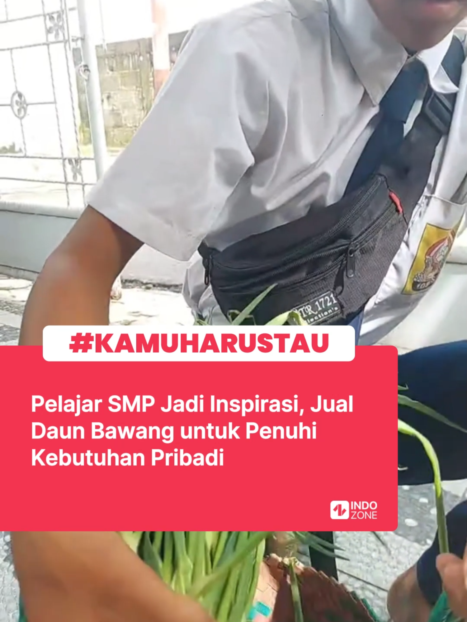 Video yang baru-baru ini beredar menunjukkan seorang pelajar SMP yang berjualan daun bawang. Dalam tayangan tersebut, terlihat bagaimana pelajar ini berusaha untuk memenuhi keinginan pribadinya, yakni membeli handphone dan motor seperti yang dimiliki teman-temannya. Pelajar tersebut tidak memilih untuk sekadar menunggu bantuan dari orang tua atau mengandalkan uang saku yang terbatas, ia berinisiatif untuk menjual daun bawang. Sikap welas asih dan kepedulian juga terlihat melalui tindakan seorang ibu yang dengan baik hati membeli dagangan pelajar itu. Tindakan tersebut tidak hanya memberi dukungan finansial tetapi juga memberi motivasi bagi pelajar itu untuk terus berusaha.  Video: TikTok/devisukma17 [Baca berita dan informasi menarik lainnnya hanya di www.indozone.id]