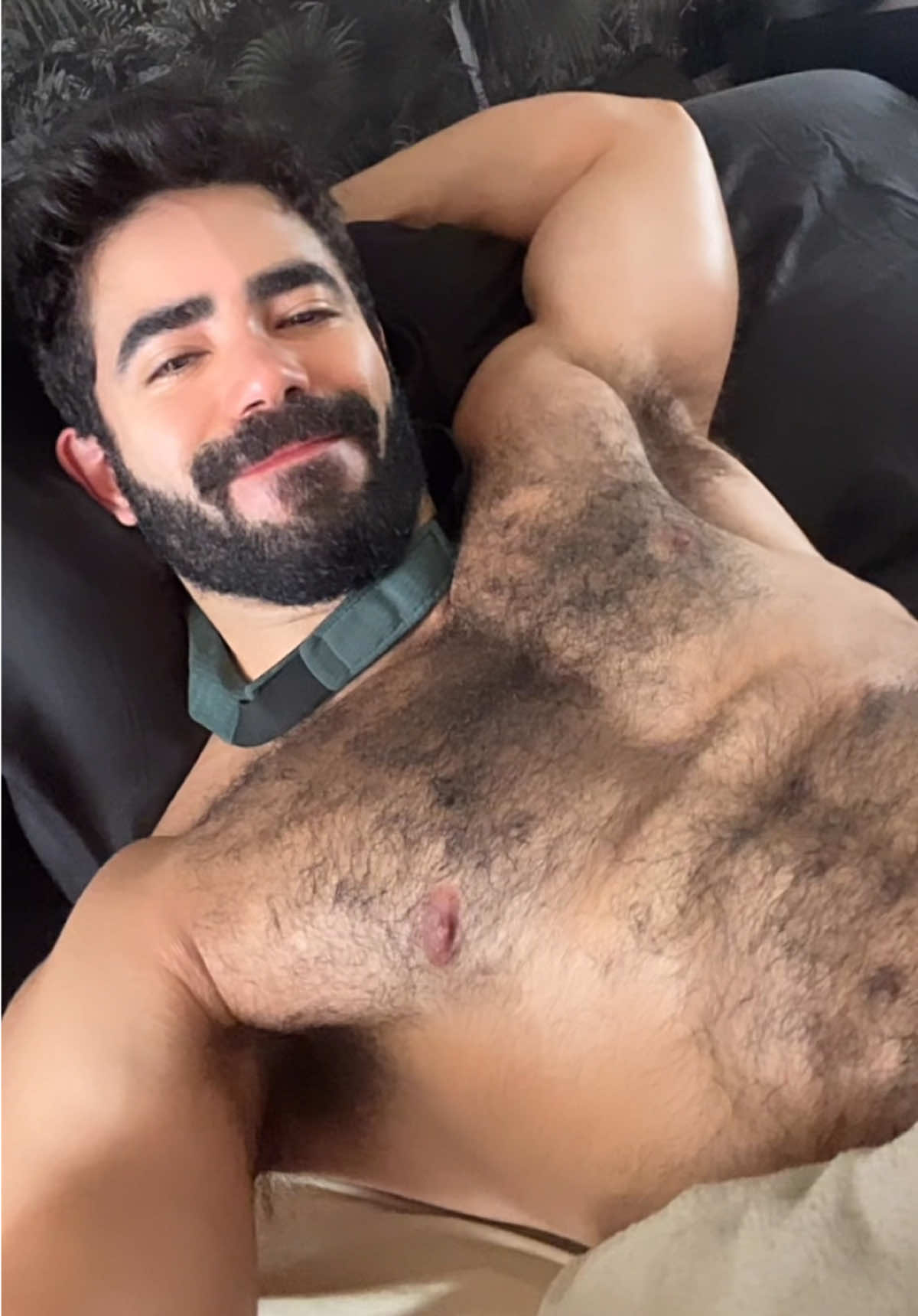 Fds com chuva…bora ver um filminho da cama? 😁🌧️🌧️ . . . #hairymen #hairychest #muscleman #beardboy 