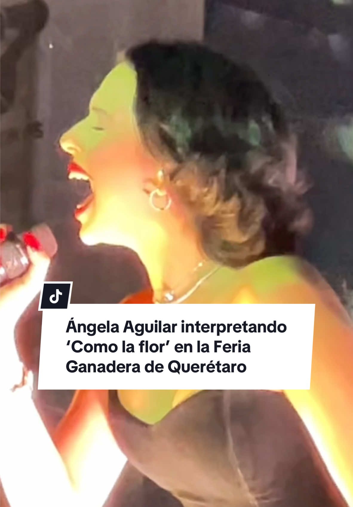 Ángela Aguilar cantando ‘Como la flor’ en la Feria Ganadera de Querétaro. CC: @qrolove #angelaaguilar #ángela #angela #angelaaguilar_ #angelatiktok #angelamlbb #angelaaguilaroficial #angelaaguilarfans #angelaaguilarynodal #christiannodal #christiannodalfans #nodal #nodalfans #cazzu #comolaflor #selena #selenaquintanilla #comolaflorselena #queretaro #feriadequerétaro 