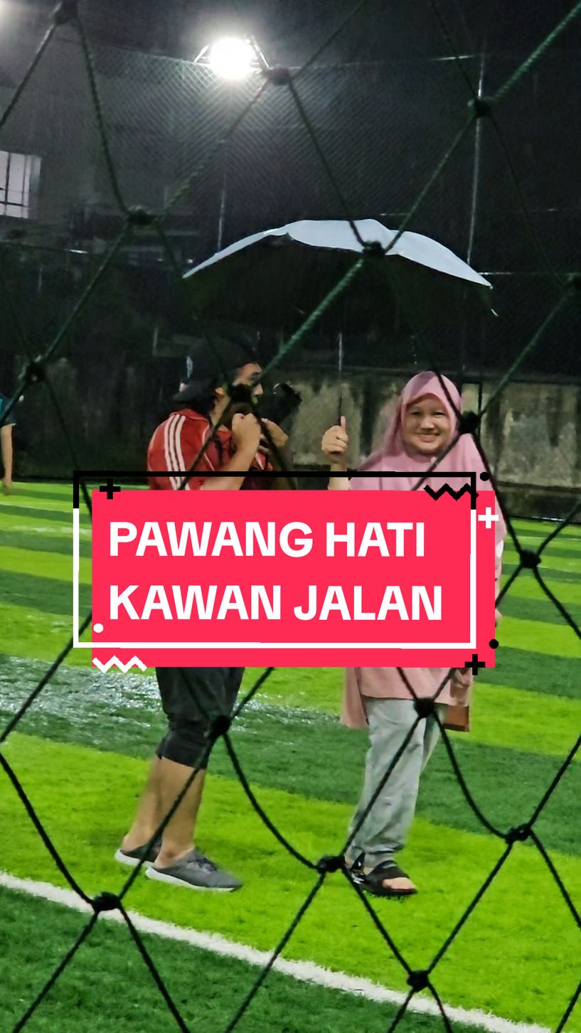 Entah mengapa, mataku tertuju kepada dua pasangan yang mempertunjukkan Cinta Sejati di derasnya hujan. Hati ini, Antara bahagia dan Sedih bahagia, karena mereka kawan lama saya. @kawanjalanseru 🧡😭 #cinta #temansejati #bahagia 