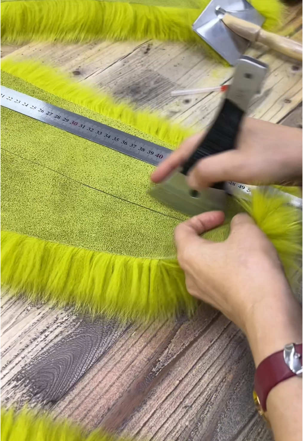 Cutting and sewing #Janefur#furcoat#furfactory #fashionable#double#leatherjacket#men#foxfurry#vintagefurs#furwoman#furjacket#winterfur#wintercoat#luxuryfur#furfashion#furlove#realfur#xxlfur#bigfur#fluffyfur#highquality#CHIC#sheepskincoat#AW24#Furlove#furfashionguide#furloversunite#furstyle 🌍🌍For more information,please click: https://www.janefur.com or http://www.jfur.en.alibaba.com   You can contact us through any of the folllowing platforms to ask questions about any of our products. We will help you as soon as possible！  ✨✨WhatsApp:008615068322633，to get wholesale price 📲📲 DM or WhatsApp/wechat：+86 15888306568 📩📩Email: Jane@janefur.com Welcome to make orders！