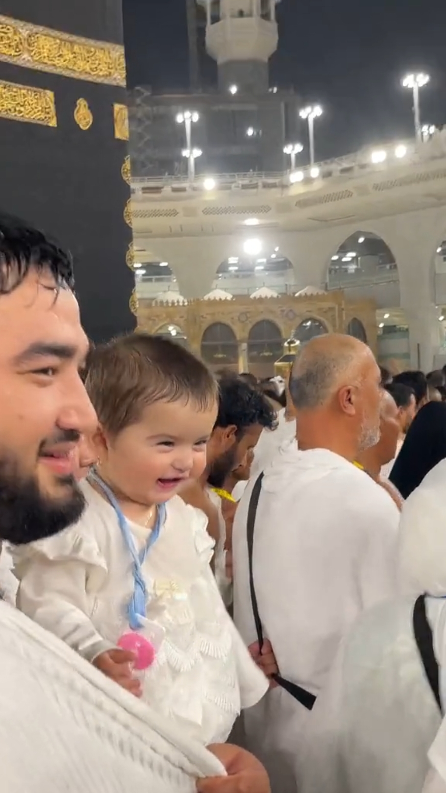 Mashallah subhanaullah so cute baby in Khanakaba #makkah #Khanakaba #viralvideos #socutebaby #islamictrendingvideo 