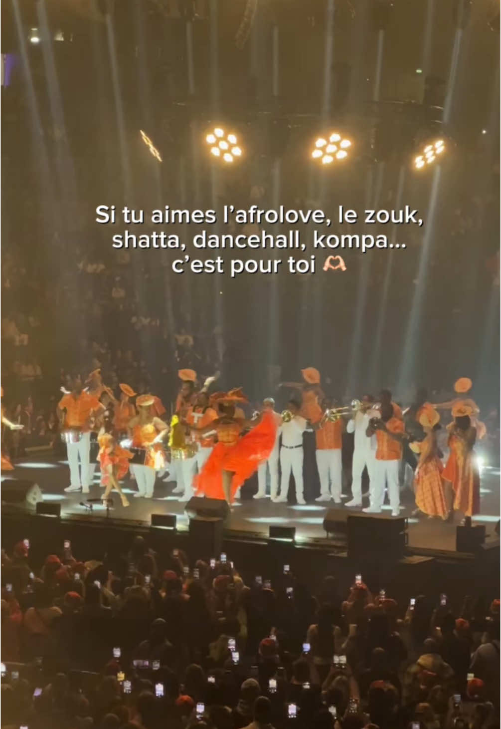 Incroyable, merci @Vybe Festival et la surprise de fin olala ❤️‍🔥  #afrolove #kompa #shatta #bouyon #zouk #franglish #joedoetfile #ronisia #monsieurnov #thierrycham #perlelama #alainramanisum #bamby #gage #hollyg #jeanmichelrotin #kalipsxau #kaysha #kim #krys #lisandrocuxi #lynnsha #maureen #oswald #singuila #4kampe 