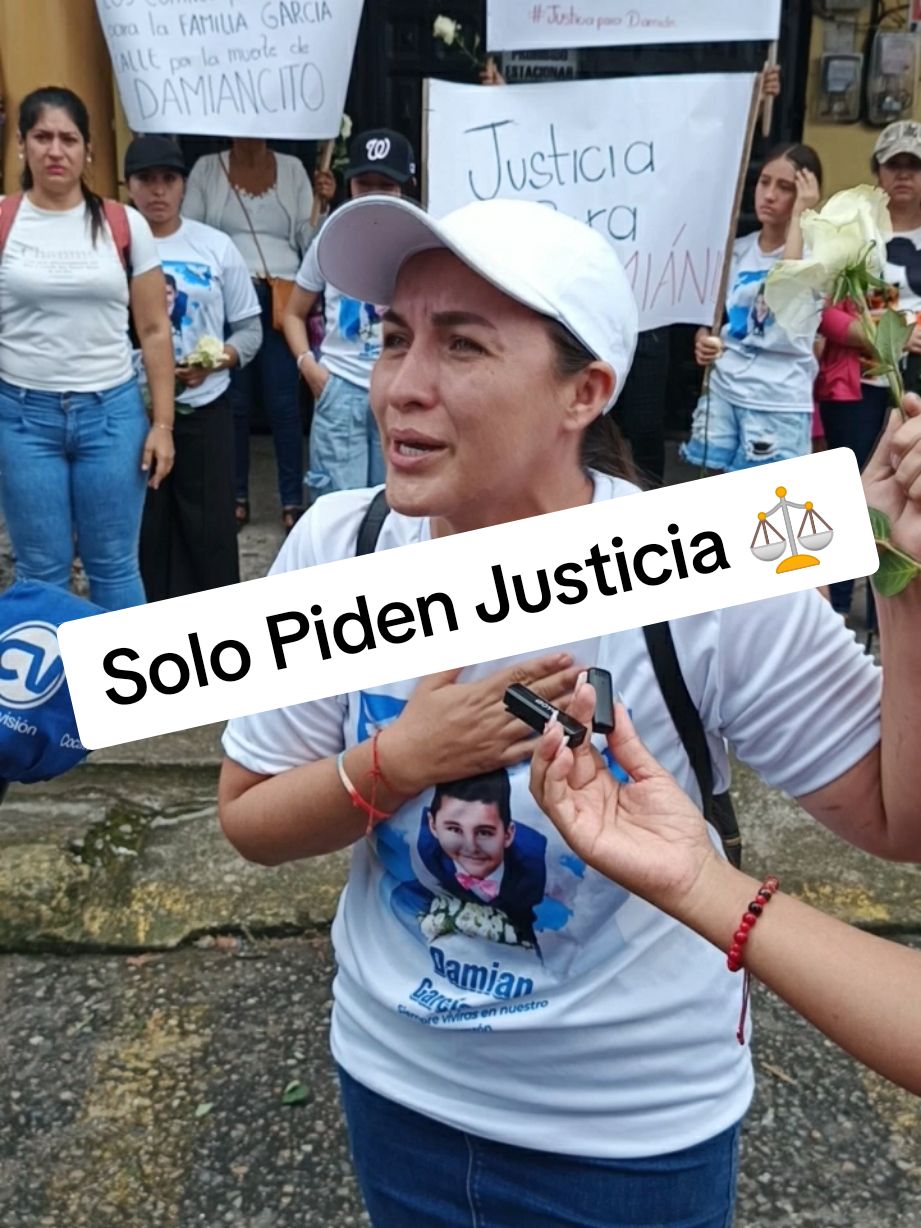 #LagoAgrio || PLANTÓN PARA EXIGIR JUSTICIA PARA DAMIANCITO  Los familiares y amigos de Damiancito quien lamentablemente perdió la vida en el 4ccidente de tránsito que involucró a un bus de la Cooperativa de Transportes Petrolera Shushufindi, realizaron un plantón en los exteriores del Concejo de la Judicatura este día jueves 19 de diciembre a las 9am.  Esto luego de recibir la notificación de convocatoria para la AUDIENCIA DE SUSTITUCIÓN, REVISIÓN, REVOCATORIA, O SUSPENSIÓN DE LAS MEDIDAS CAUTELARES PREVENTIVA dictada en contra del conductor del Autobus.