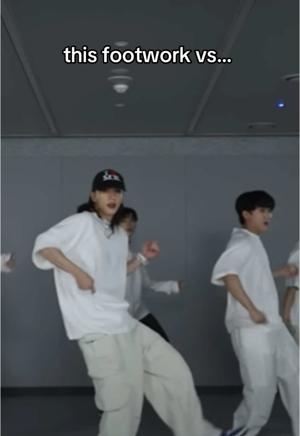 both ways look so cool im just wondering why they do it differently 🙊 #skz #straykids #hop #dancepractice #walkinonwater #fyppppppppppppppppppppppp #fy #foryou 