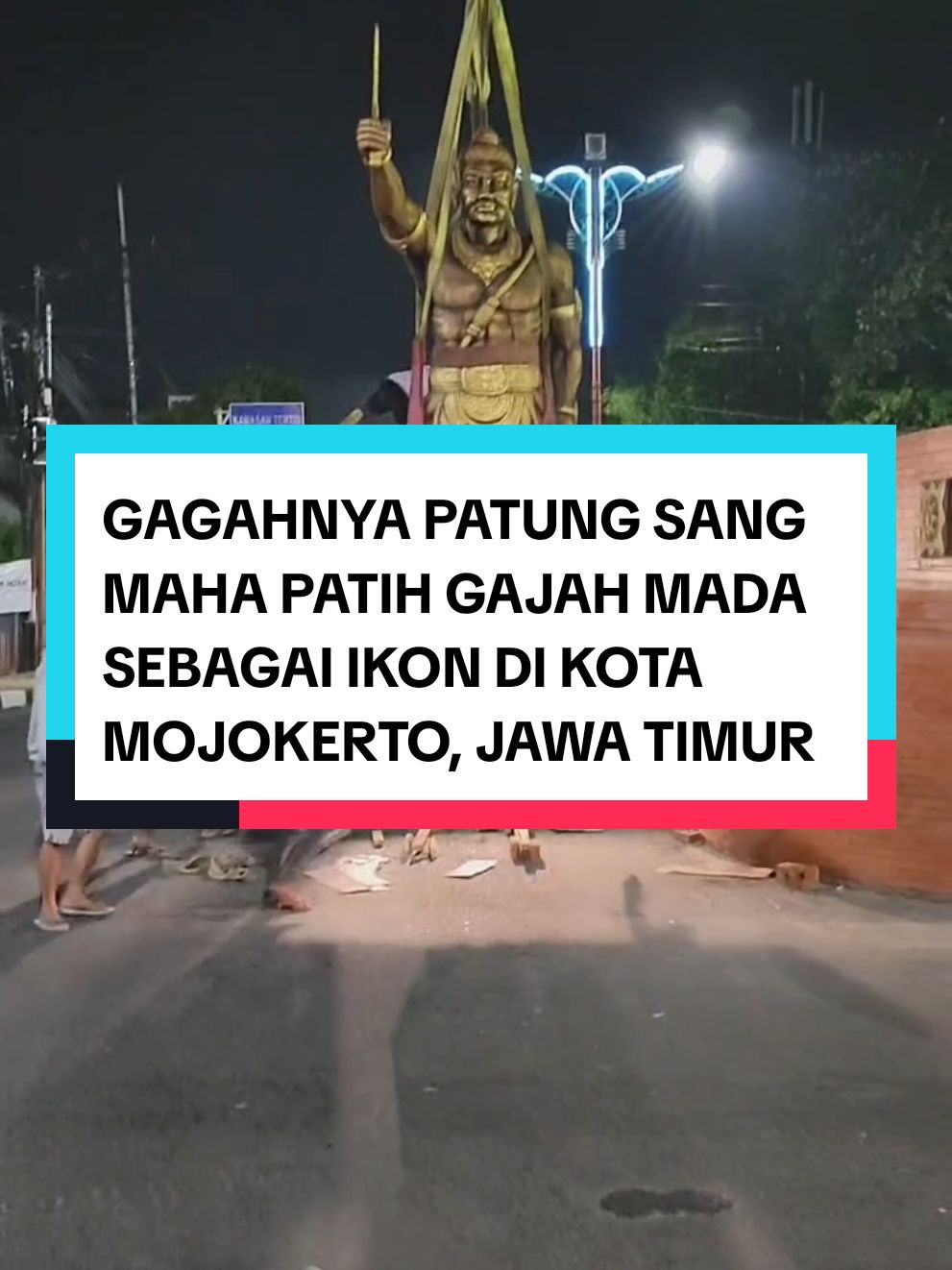 Gagahnya Patung Sang Maha Patih Gajah Mada yang telah dipasang di sisi selatan Jalan Gajah Mada atau lebih tepatnya di simpang 4 Benteng Pancasila. Ikon baru di Jalan Gajah Mada Kota Mojokerto ini, memiliki ukuran setinggi 3,5 meter dan landasannya setinggi 2 meter dengan total ketinggian monumen menjadi 5,5 meter serta memiliki berat 1,5 Ton. Dibuat menggunakan kerangka besar dan bahan cor semen pasir dikerjakan langsung di Desa Trowulan, Kecamatan Trowulan, Kabupaten Mojokerto. Patung ini merupakan karya bersama antara lima pematung lokal berasal dari Kabupaten dan Kota Mojokerto. Empat pematung berasal dari Kabupaten Mojokerto, yakni Bapak Mulyono, Bapak Reyfandis, Bapak Maulana, dan Bapak Ade, sementara dari Kota Mojokerto yakni Bapak Putut Nugroho. #tiktok  #fyp  #fypシ  #fypシ゚viral  #fyppppppppppppppppppppppp  #viral  #viralvideo  #majapahit  #gajahmada  #mojokerto  #mojokerto24jam  #mojokertotiktok  #mojokertojalanjalan  #kotamojokerto  #mojokertokeren  #jawatimur  #pesonaindonesia  #foryou  #foryoupage  #foryourpage  #lewatberanda  #lewatberandamu  #lewatberandafyp  #sejarah  #seni  #patung  #xy  #xyzbca  #icon  #ikon 