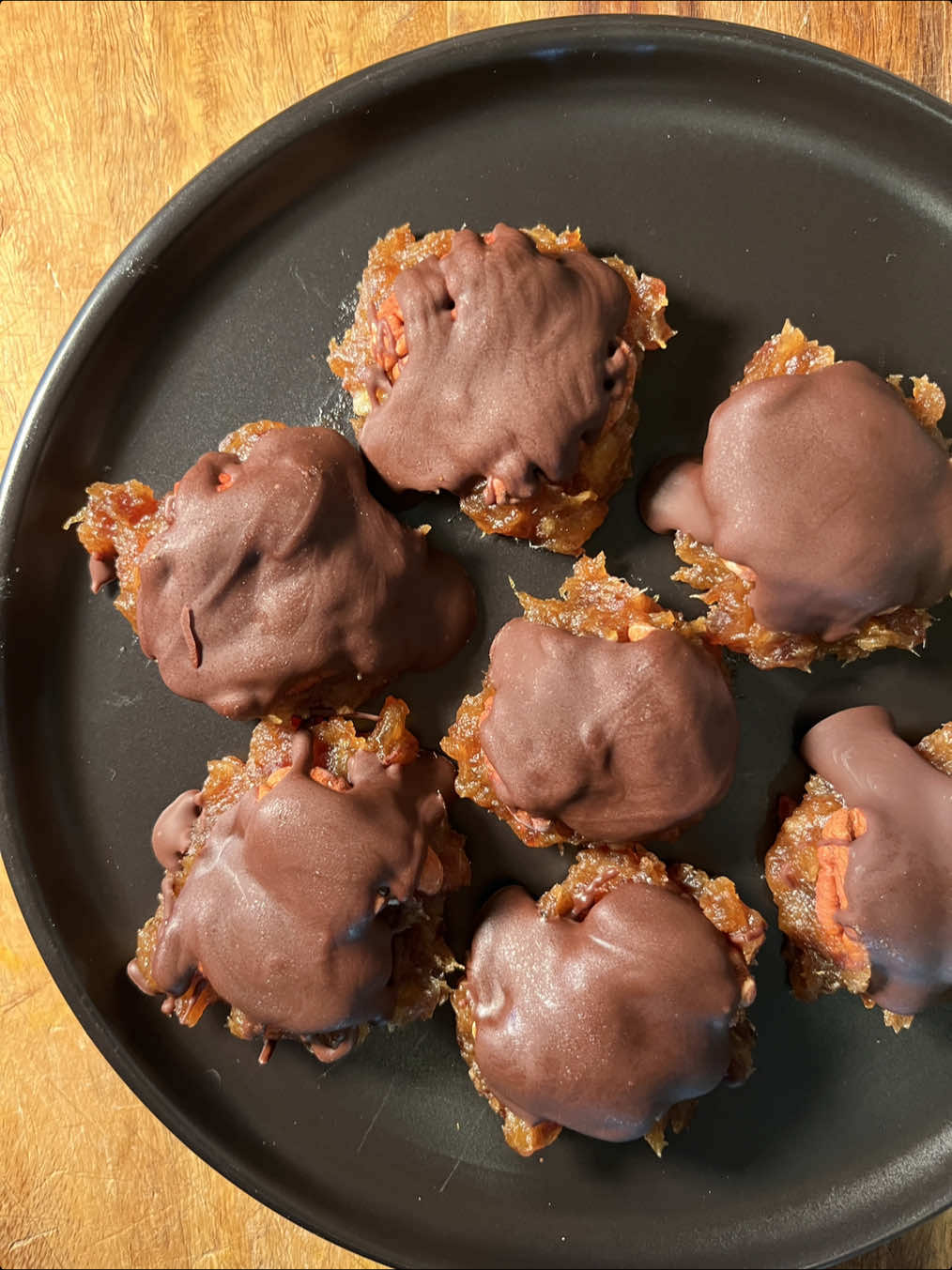 ✨95/100: Dark Chocolate Date Turtles These Dark Chocolate Turtles are the perfect healthier treat when you’re craving something sweet. Made with just four ingredients—rich dark chocolate, crunchy pecans, naturally sweet dates, and a touch of coconut oil—this no-bake dark chocolate turtles recipe is simple and indulgent. 🌰🍫 These dark chocolate turtles are naturally sweetened with dates, so you can enjoy them without the guilt. Perfect for snacking, gift-giving, or a homemade treat for any occasion! 💚  👉🏻Dark Chocolate Turtles Recipes: * 1/3 cup dark chocolate  * 1 tbsp coconut oil  * 1 heaping cup pitted dates  * 2 oz pecan halves  #HealthyTreats #turtles #NoBakeDesserts #daterecipes #guthealth