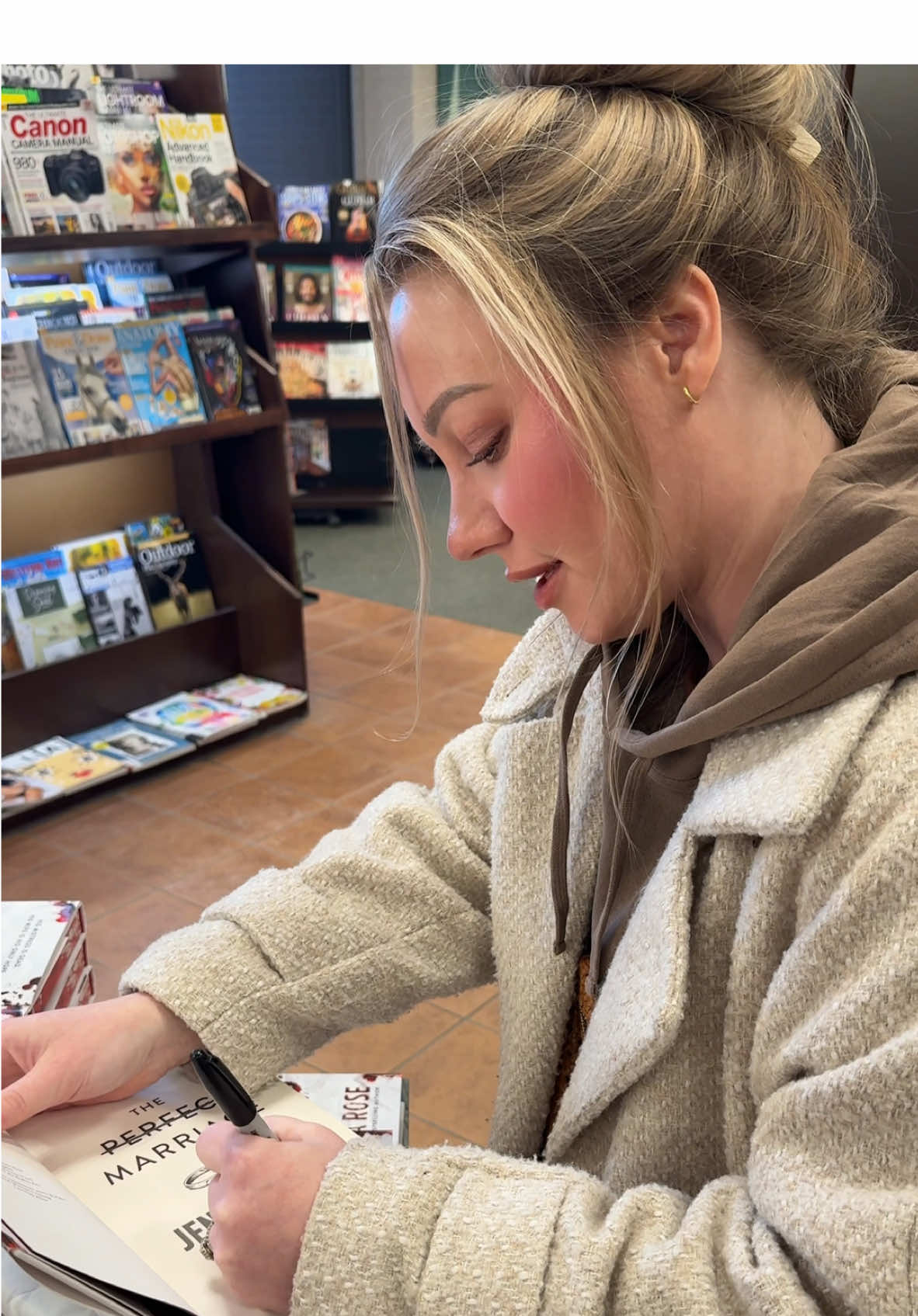 I braved the Mayfair Mall the Friday before Xmas to sign these books 😌🤺 #jenevarose #theperfectmarriage #barnesandnoble #bookrec #thrillerbooks #mustread #storytime 