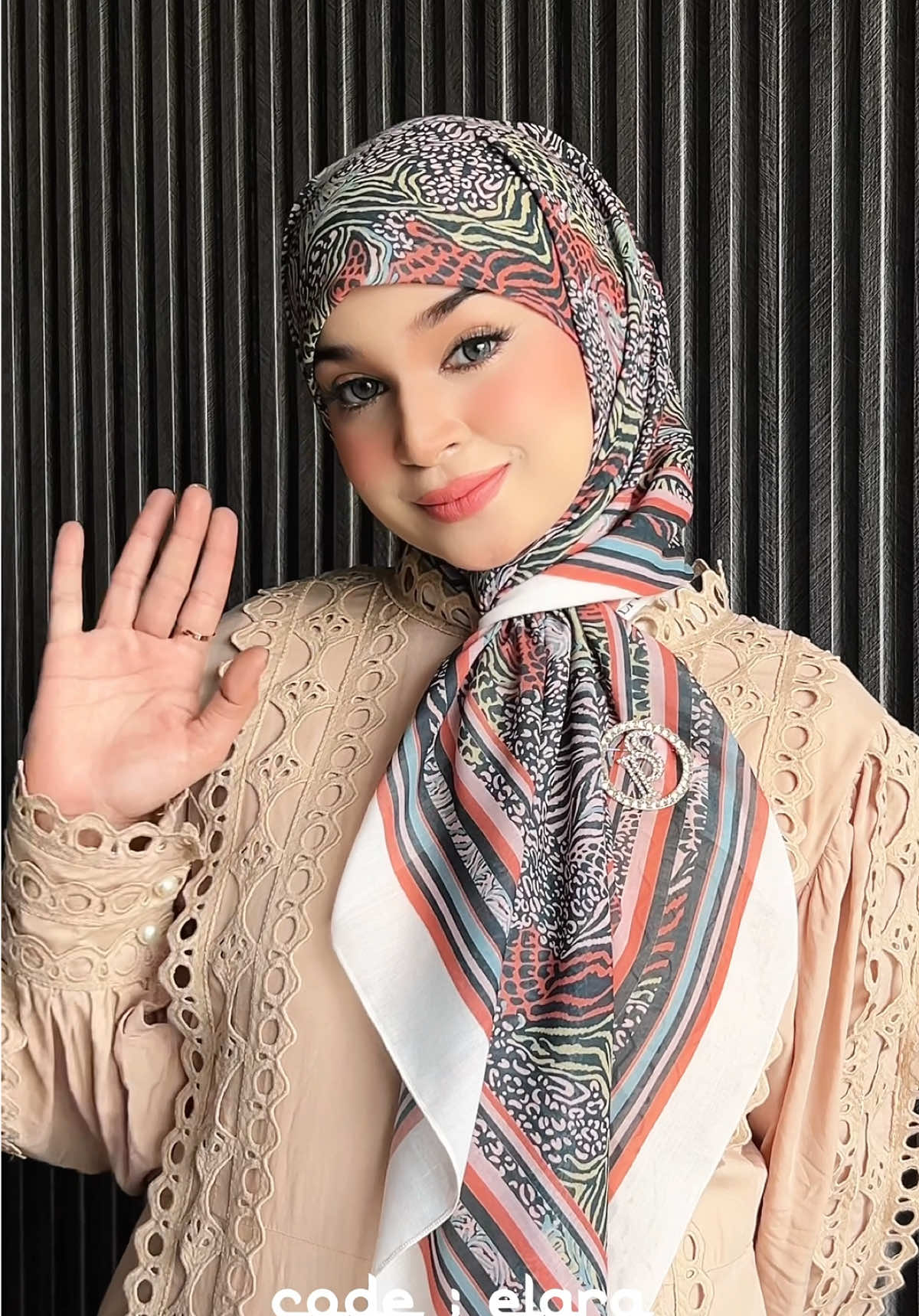 Happy weekend yalls 😍 sis belanja sikit tutorial untuk code Elara from Savanna collection lawo tak? Very bold very fasyunnnn ahh gituu 🥰 #savannashawlpublika  #shawlpublika  #tudungcottonvoile  #fypシ゚  #comingsoon 