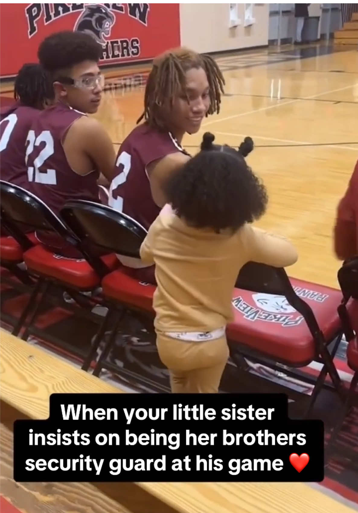 She wanted to be with ber big brother at his game ❤️🏀 (via khalesi.morris/IG) #basketball #support #Siblings #siblinggoals #support #bigbrother #littlesister #highschoolbasketball 
