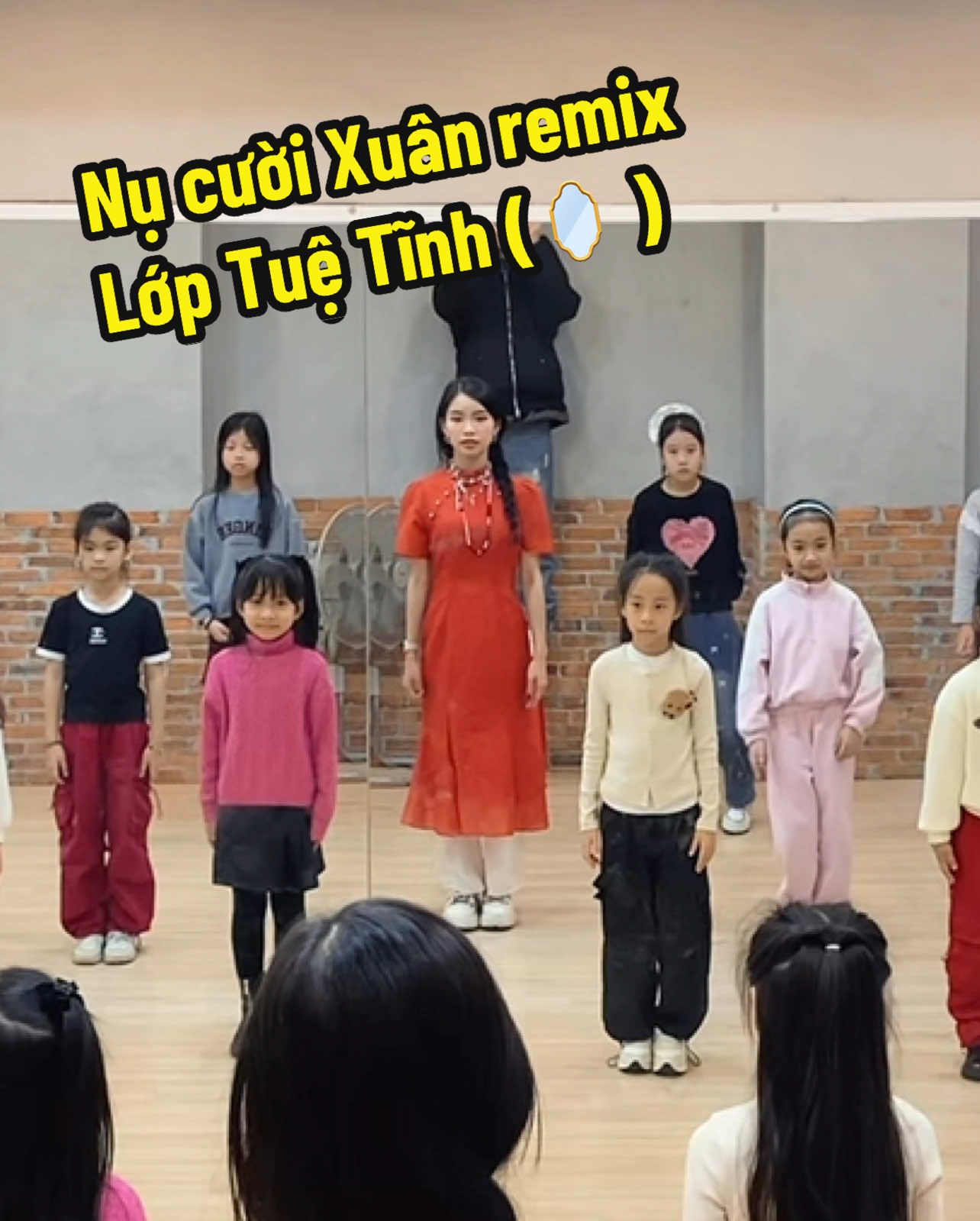 Học nhảy đón Tết 2025 cùng lớp cô Lam nhé 🌷🌷#lambees2 #babitteam #nucuoixuan #tet2025 #lecirque 