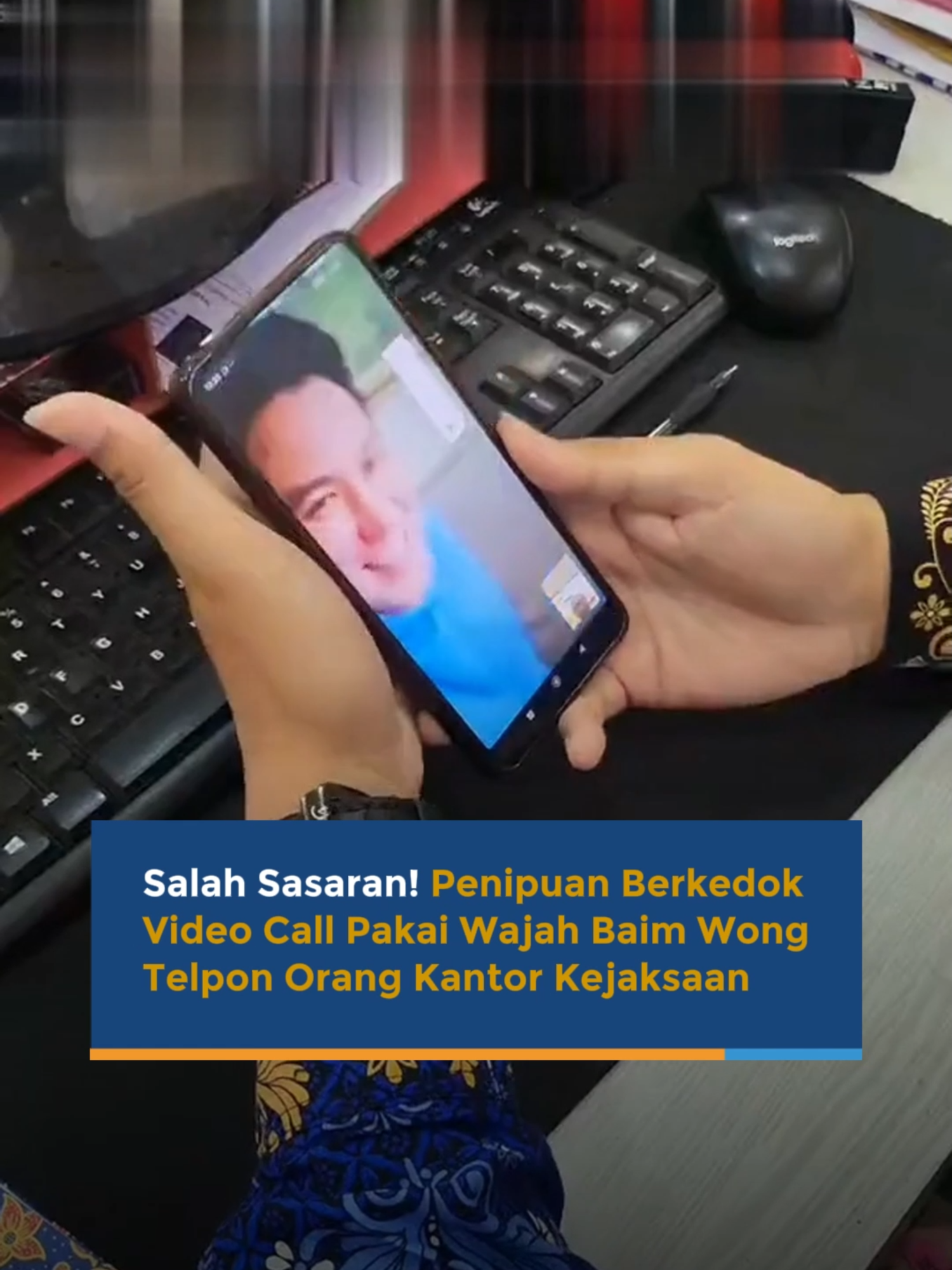 Sebuah video merekam modus penipuan baru yang melibatkan wajah selebriti terkenal, Baim Wong, Jumat (20/12/2024). Kali ini, para pelaku penipuan tersebut membuat video call palsu yang seolah-olah menunjukkan Baim Wong berbicara langsung. Dalam video yang beredar, pelaku penipuan kali ini menghubungi salah satu pegawai kantor kejaksaan melalui panggilan video. Sang pegawai terlihat santai menanggapi penipuan tersebut lantaran memiliki rekan kerja polisi. Pelaku penipu kali ini gagal melancarkan aksinya setelah mengetahui calon korban merupakan pegawai kejaksaan. Mengetahui korbannya bekerja sebagai pegawai kejaksaan, pelaku penipu itu langsung mematikan sambungan telponnya. #viral_video#viralnews#viralnewsvideo#trending#trendingvideo#trendingnow#viraltiktok#trendingtiktok#newsattiktok#viral#fypツ#virall#fypシ#viralvideo#fyp#fypage #penipuan#kejaksaan#kejaksaanri #baim#baimwong#baimpaula #baimwongberbagi #baimwongviral #tipu #pns #video#videocall#telpon#telepon