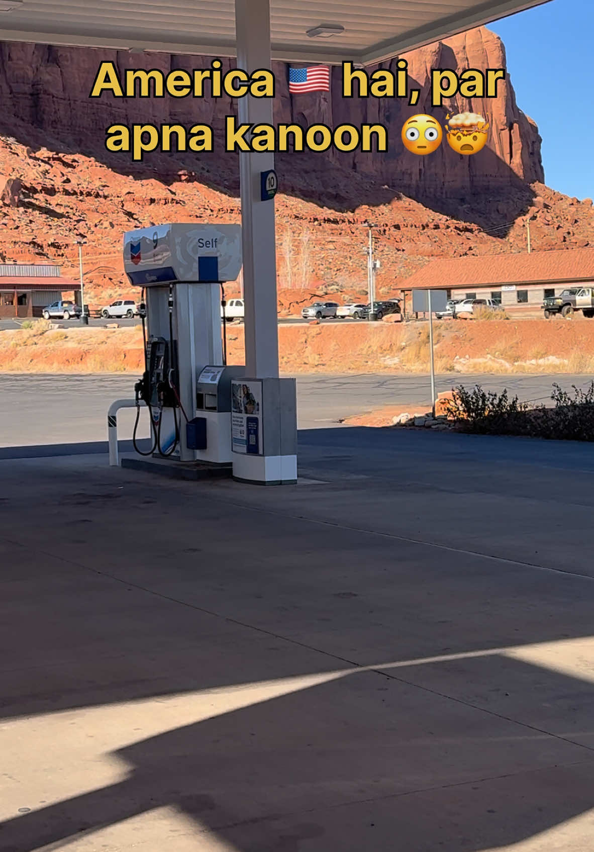 America 🇺🇸 hai, par apna kanoon 😳🤯 Aapne koi tribal place visit ki hai? #monumentvalley #navajonation #hiddenamerica #travelusa #navajotribe #discovernavajo #americanhistory #culturalpreservation #nativeamerican #sarikainamerica #exploreamerica #seasonofamerica #americatravel #offthebeatenpath #americanlegends #exploringamerica