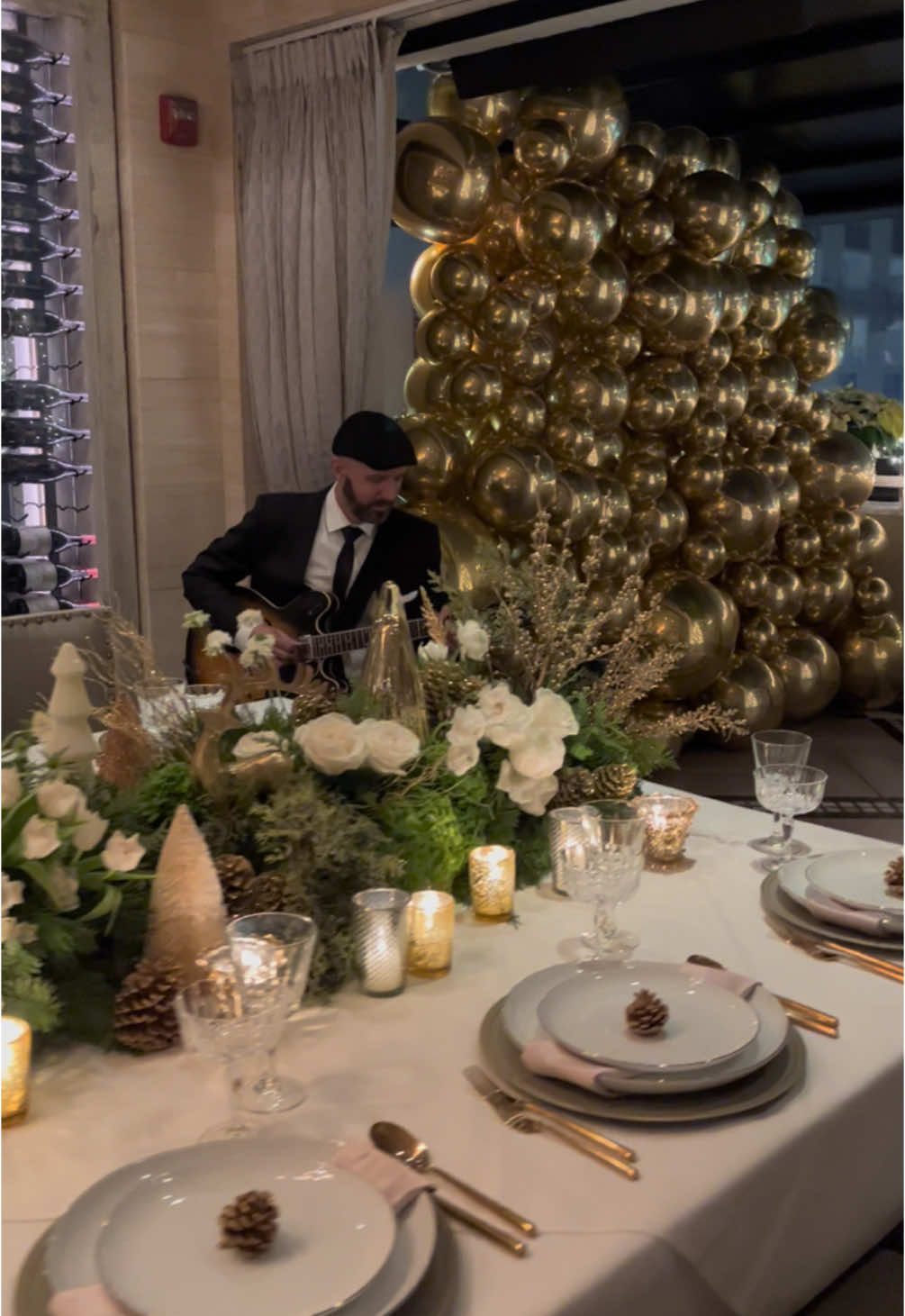 Elevate your tablescape at any restaurant to really impress your guests ✨@mastros  #christmasdinner #mastrossteakhouse #mastrospenthouse #mastrosbeverlyhills #christmastablescape #christmastablesetting #christmasdecor #holidayhosting #hostingchristmas #ecasaevents 