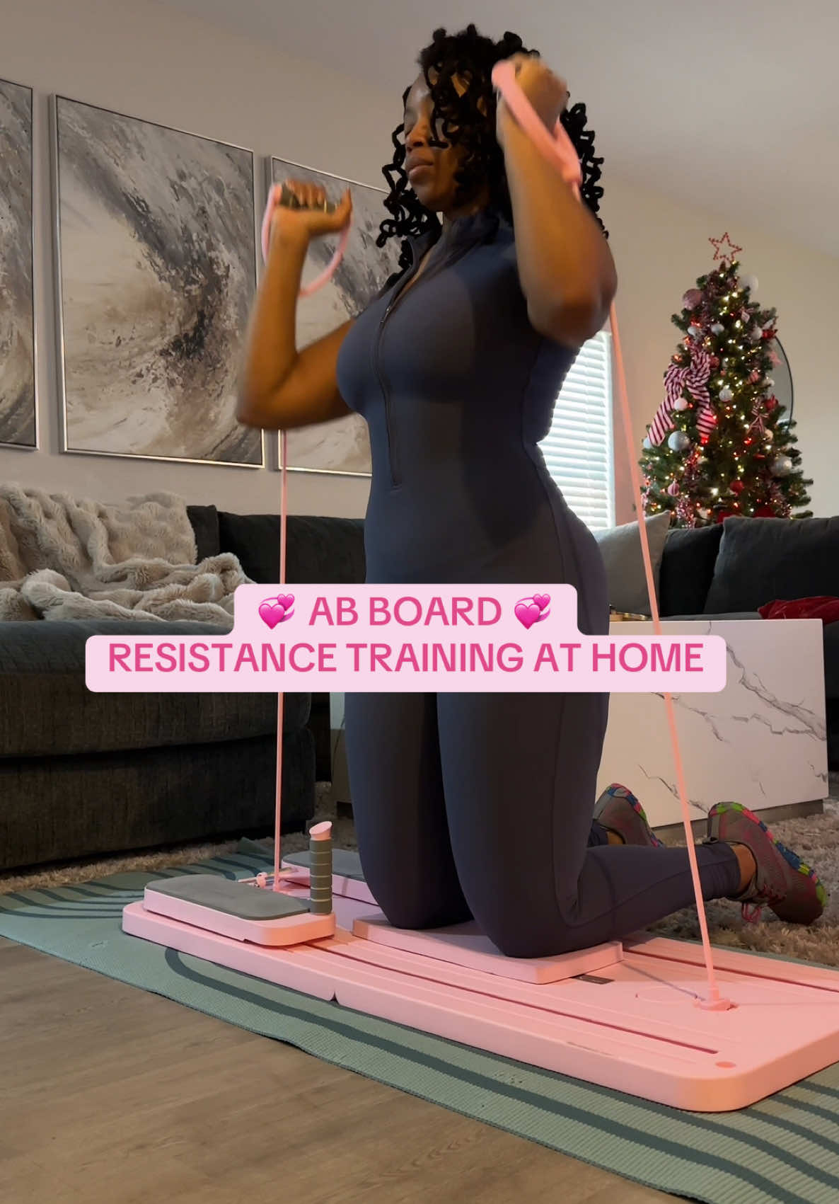 Multifunctional ab board! Train core, back, arms, legs, and glutes 💞💞 #athomepilatesworkouts #abboard #athomeabworkout #mommypoochworkout #mompoochbegone #pilatesathomeworkout 