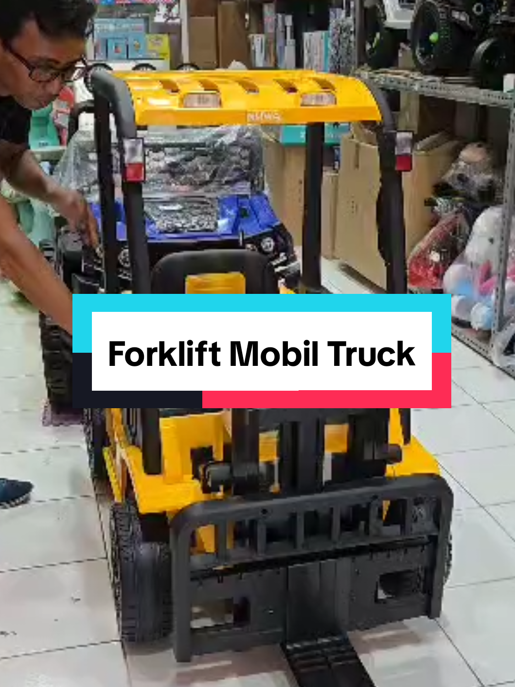 Mainan Mobil Aki Anak Forklift PMB NUWA NW37 Garpu Truk Industri Fitur: 12V 4.5 Ah Battery Motor: 390*2 Suspensi Overhead Guard Carriage Compartment LED LIGHT MUSIC PLAYER Up & Down Lift Remote Control Warna: Kuning Dimensi Produk : 146 x 63 x 101 cm Dimensi Dus : 99 x 64 x 52 cm #mainananak #forklif #mainanmobil #toys