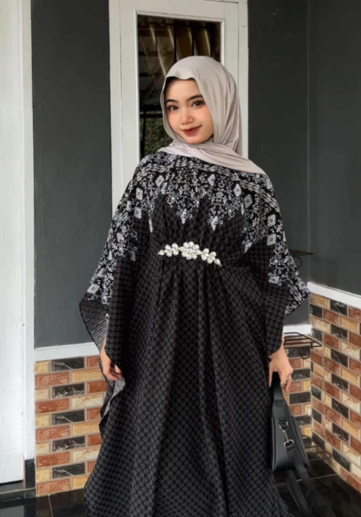 Maa SyaAllah🙆🏻‍♀️🖤 #gamiskaftan #kaftan #kaftanlebaran #gamislebaran #ootdlebaran #lebaran #iedmubarak #gamiswanita 