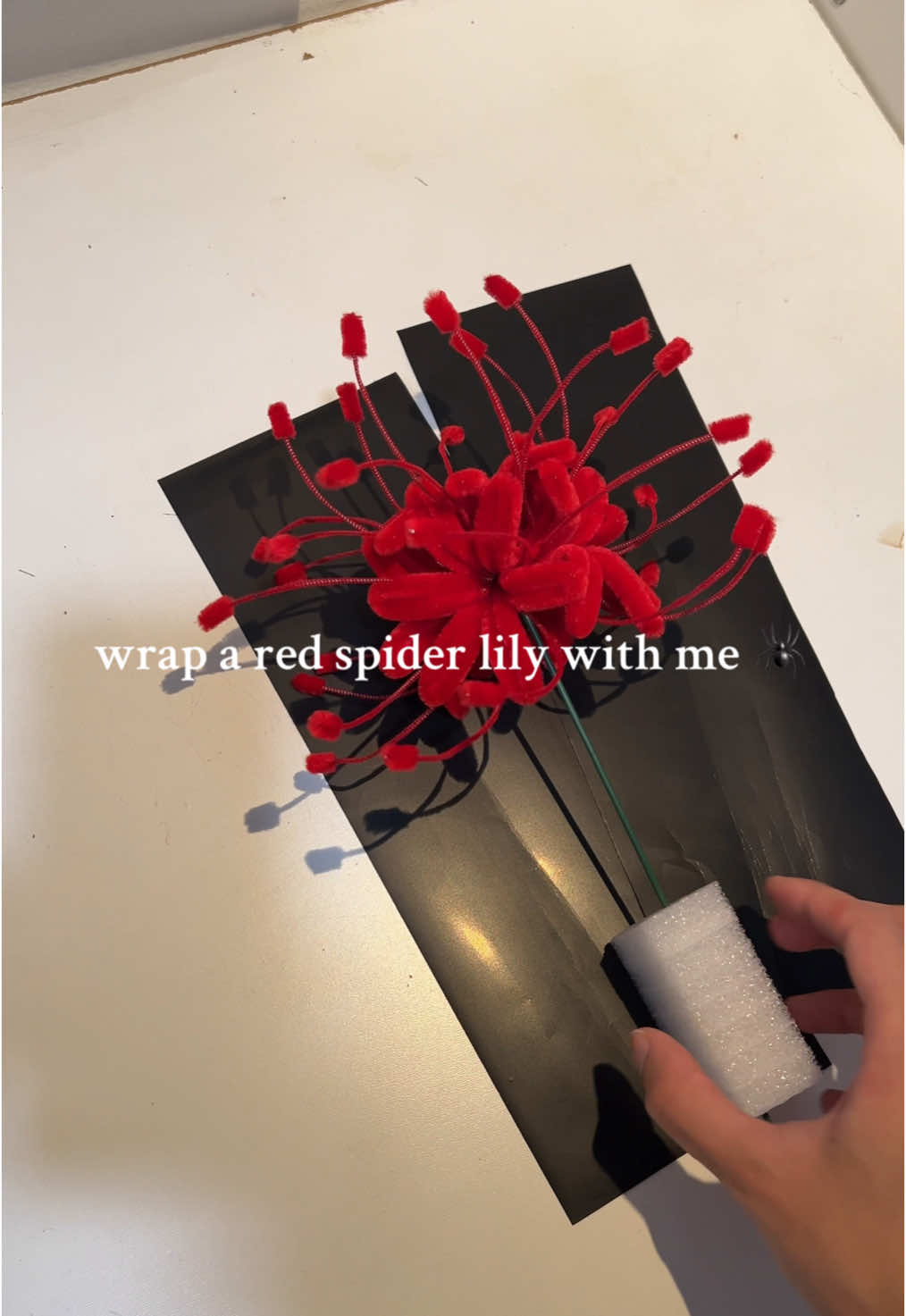 wrap a single stalk of red spider lily with me! struggled so much but it worked 🕷️🍓 #smallbiz #smallbusinessmalaysia #flowerbouquet #pipecleanerflowers #spiderlily 