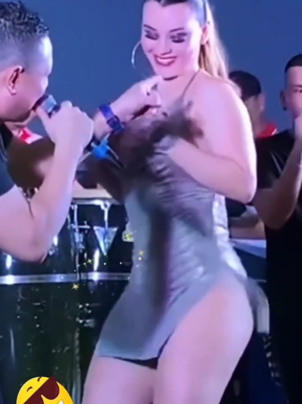 Karen Mitchelle sensacional amante de la cumbia la bachata la punta una diva experta en bailes #bailes #fiesta #PIKADITO #elsalvador🇸🇻 #catracho #bailes 