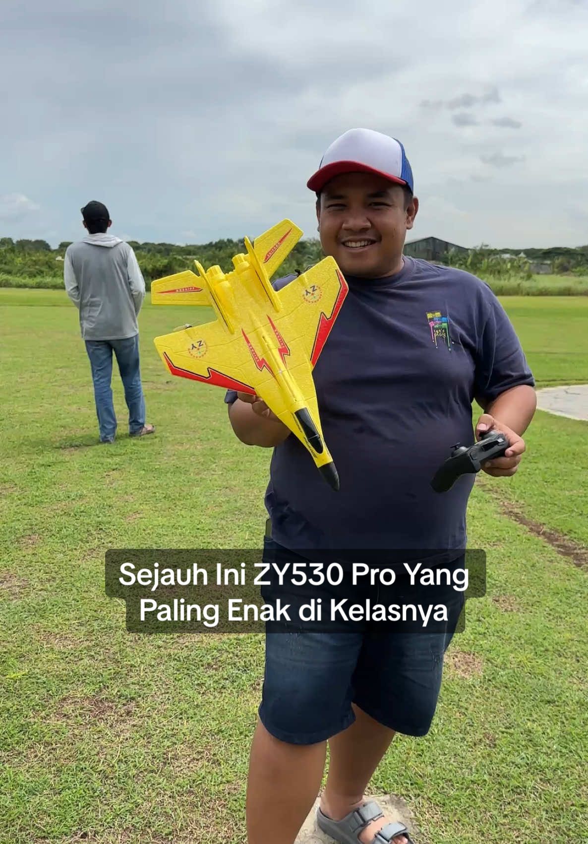 Banyak jenis pesawat RC yang seperti ini, banyak juga yang sudah pernah saya coba tapi sejauh yang pernah saya tes, versi zy530 pro ini masih yang paling enak terbangnya, ukurannya juga lebih gede dibanding kebanyakan pesawat RC 2ch yang ada di pasaran #pesawatrc #rcplane #pesawatrcmurah #pesawatrcpemula