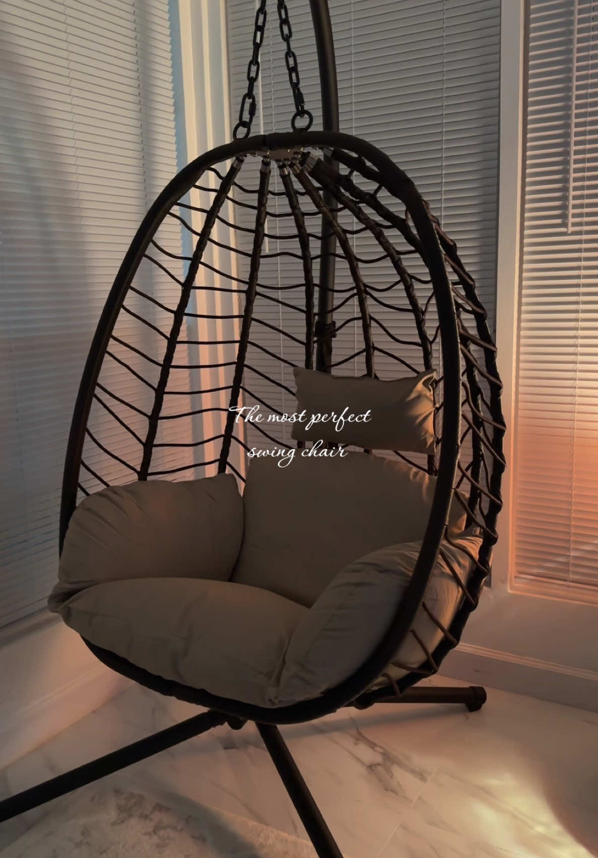 The perfect egg swing chair!!🤎✨ #tiktokshopblackfriday #TikTokShop #swingchair #homedecor #fyp #fypシ  @Kullavik 