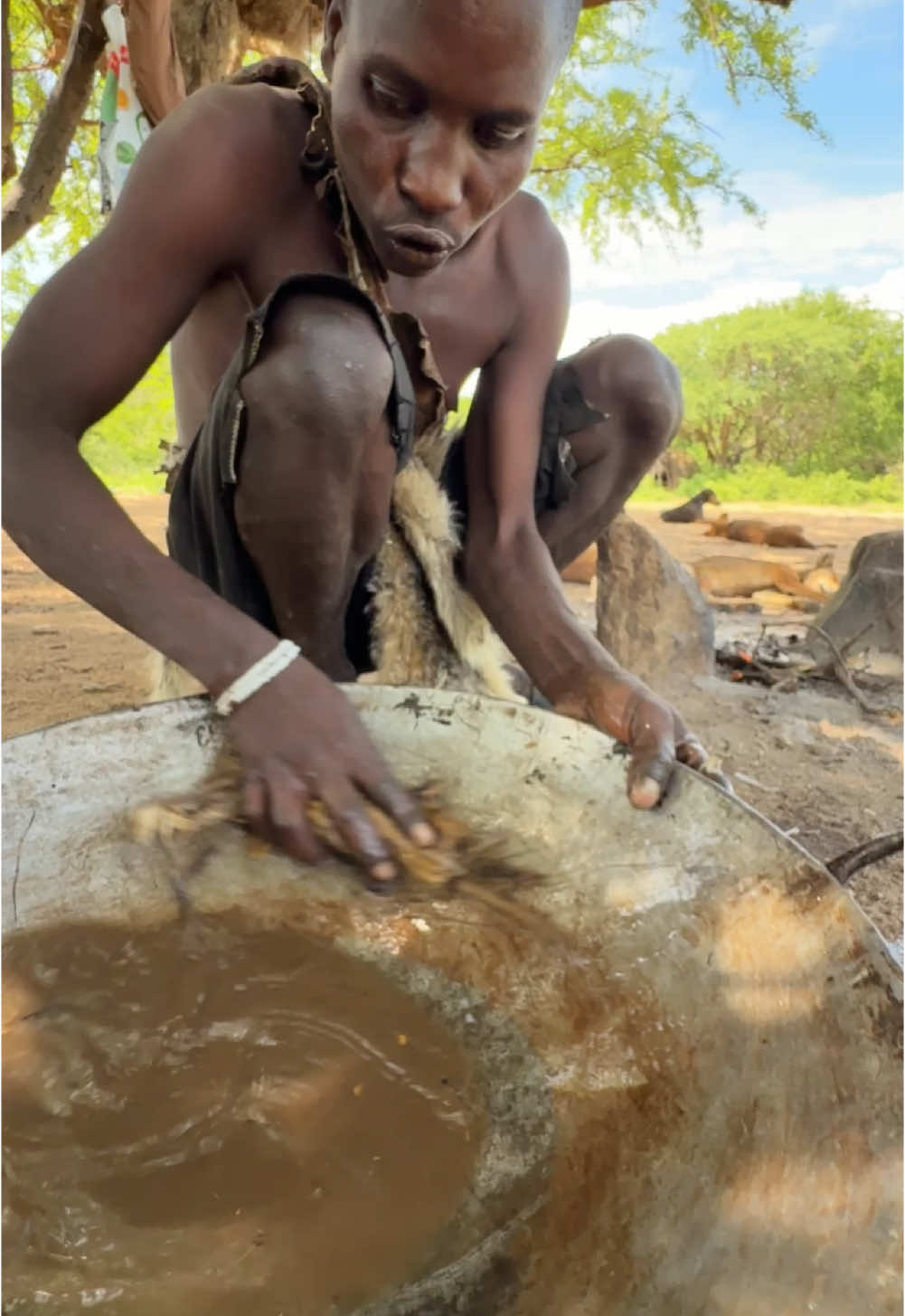 Incredible This is how Hadzabe washing their dish with natural cleaners#hadzabetribe #africastories #villagelife #foodtiktok #africastories #usa🇺🇸 